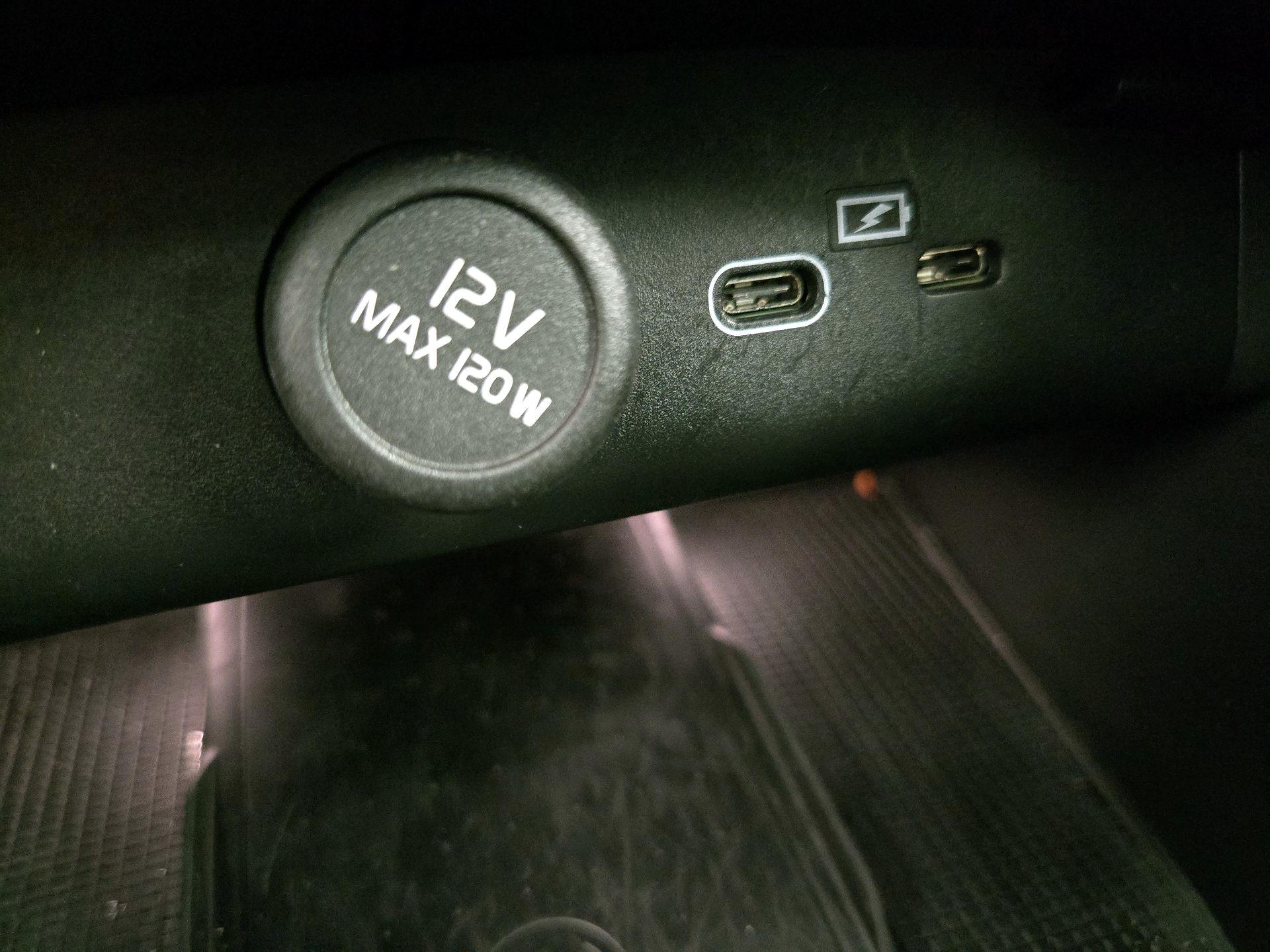 Thumbnail: 2023 Volvo XC40 - 18