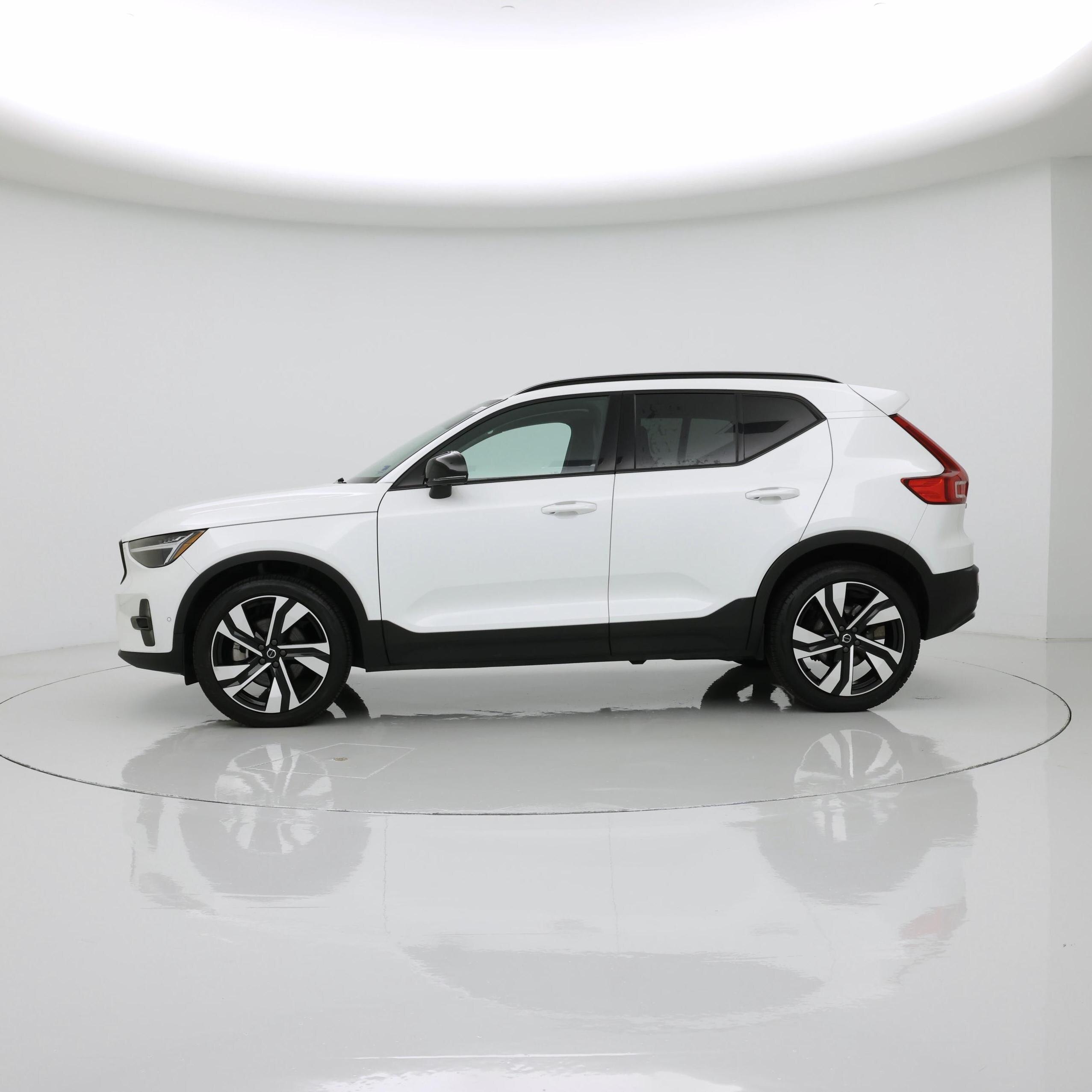 Thumbnail: 2023 Volvo XC40 - 3