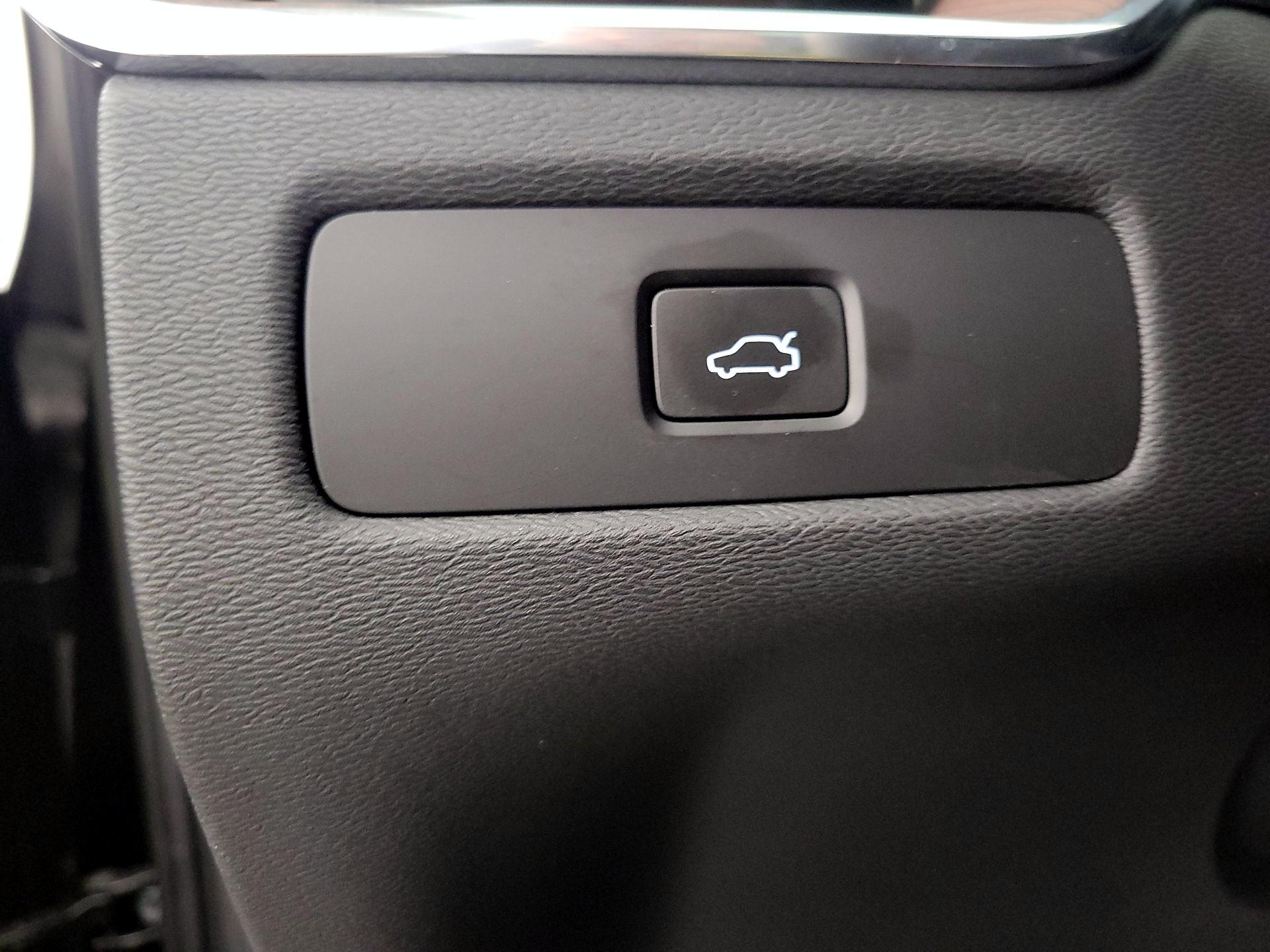 Thumbnail: 2023 Volvo XC60 - 13