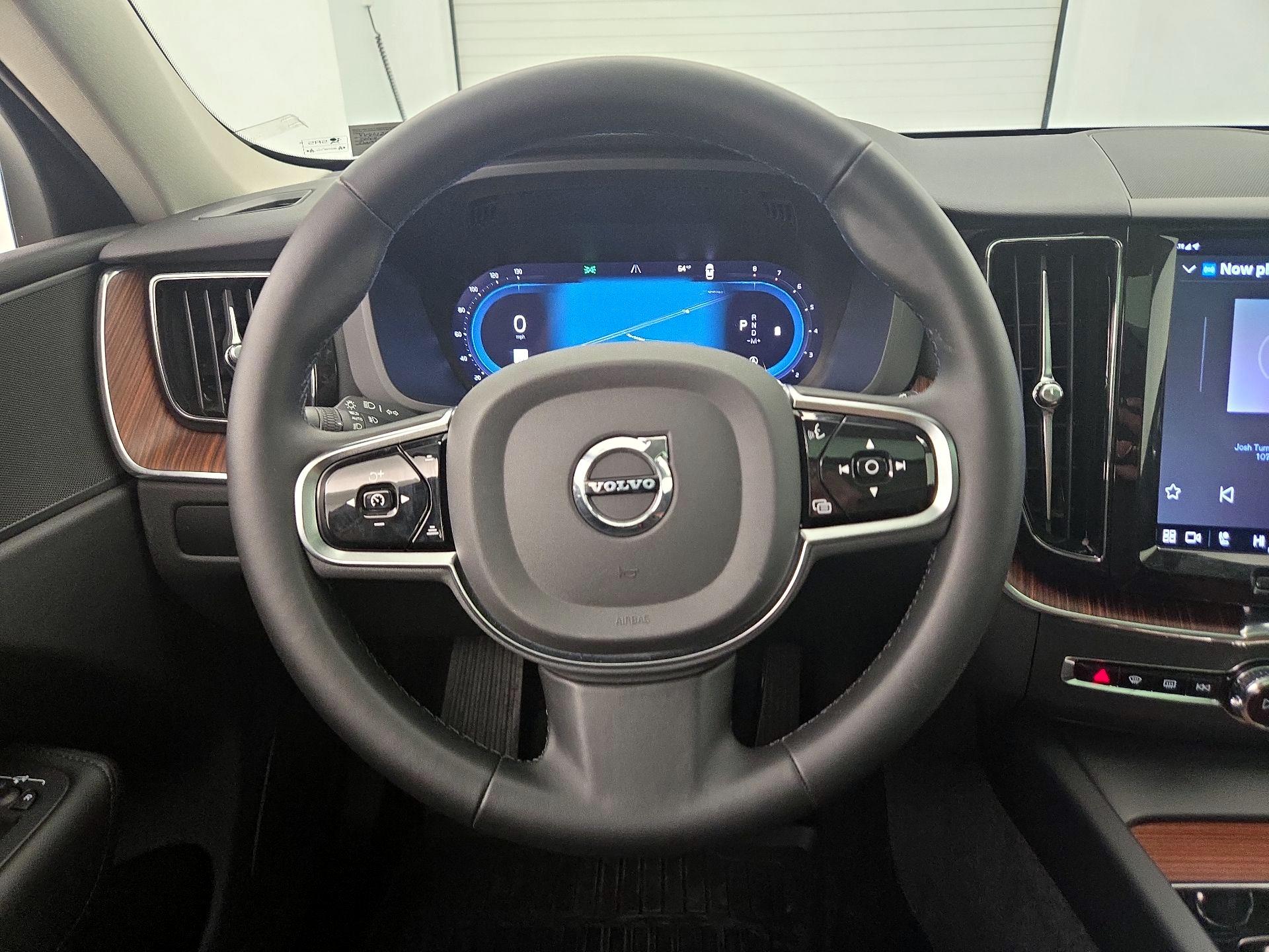 Thumbnail: 2023 Volvo XC60 - 10