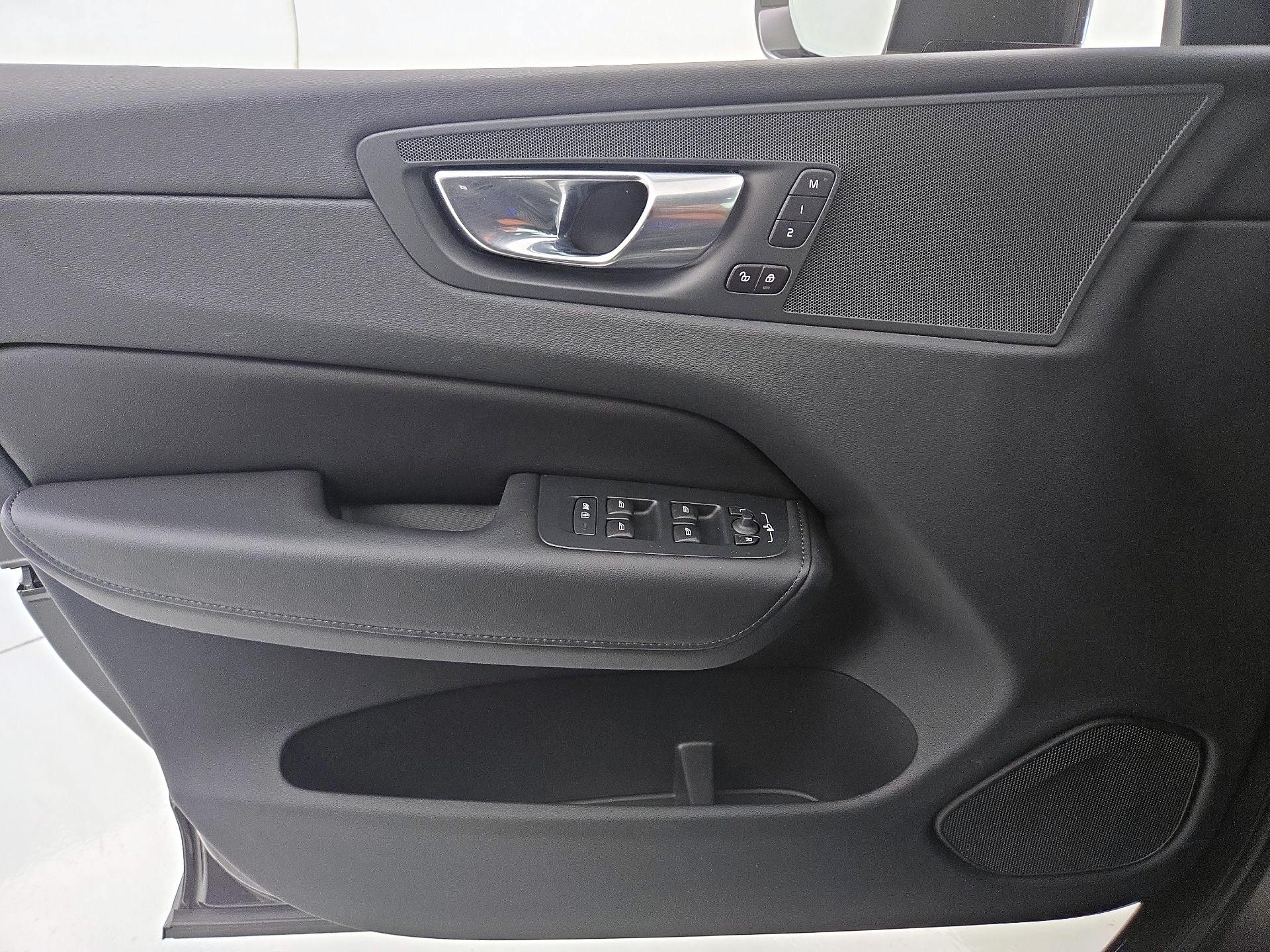 Thumbnail: 2023 Volvo XC60 - 12