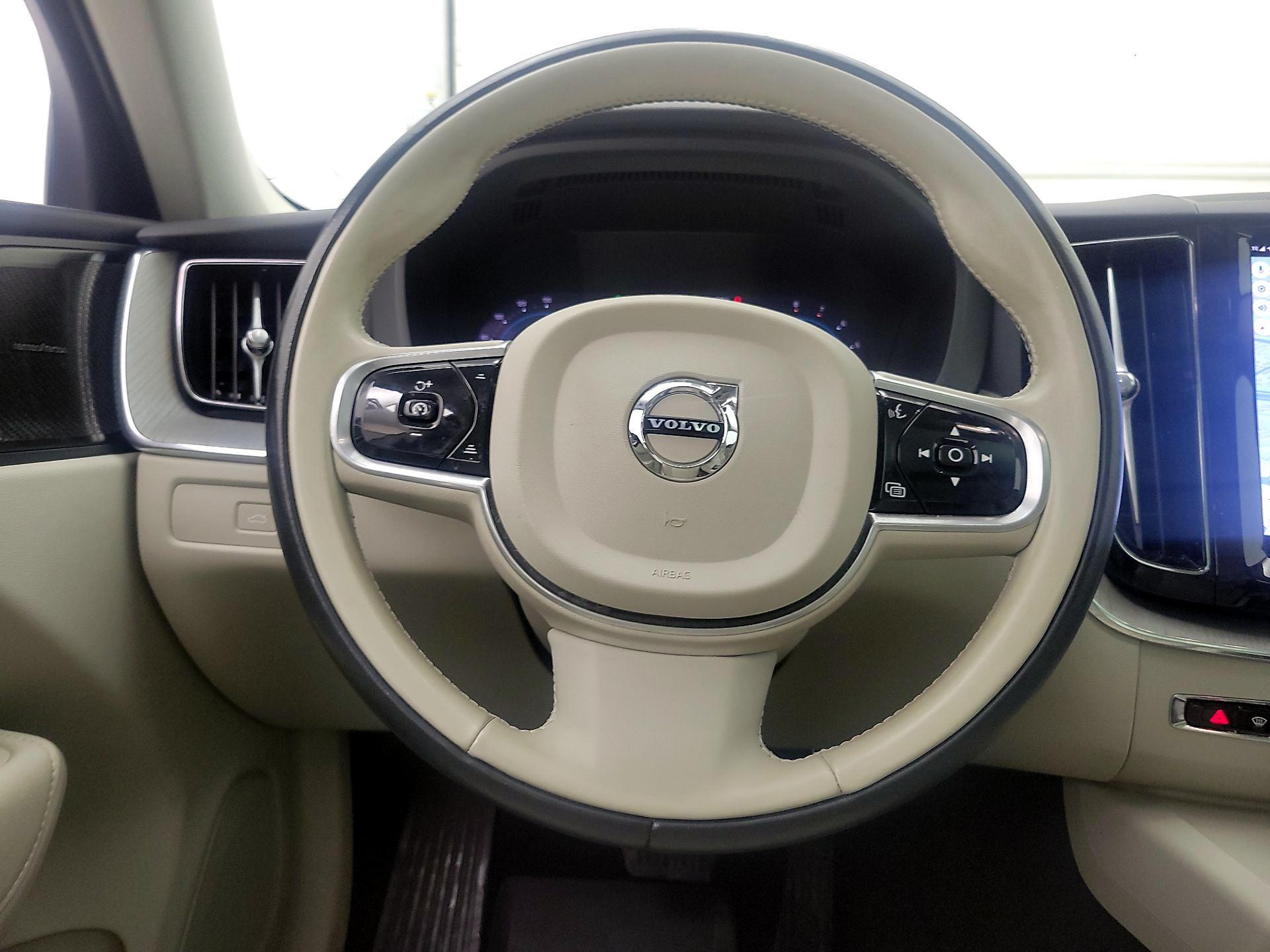 Thumbnail: 2023 Volvo XC60 - 10