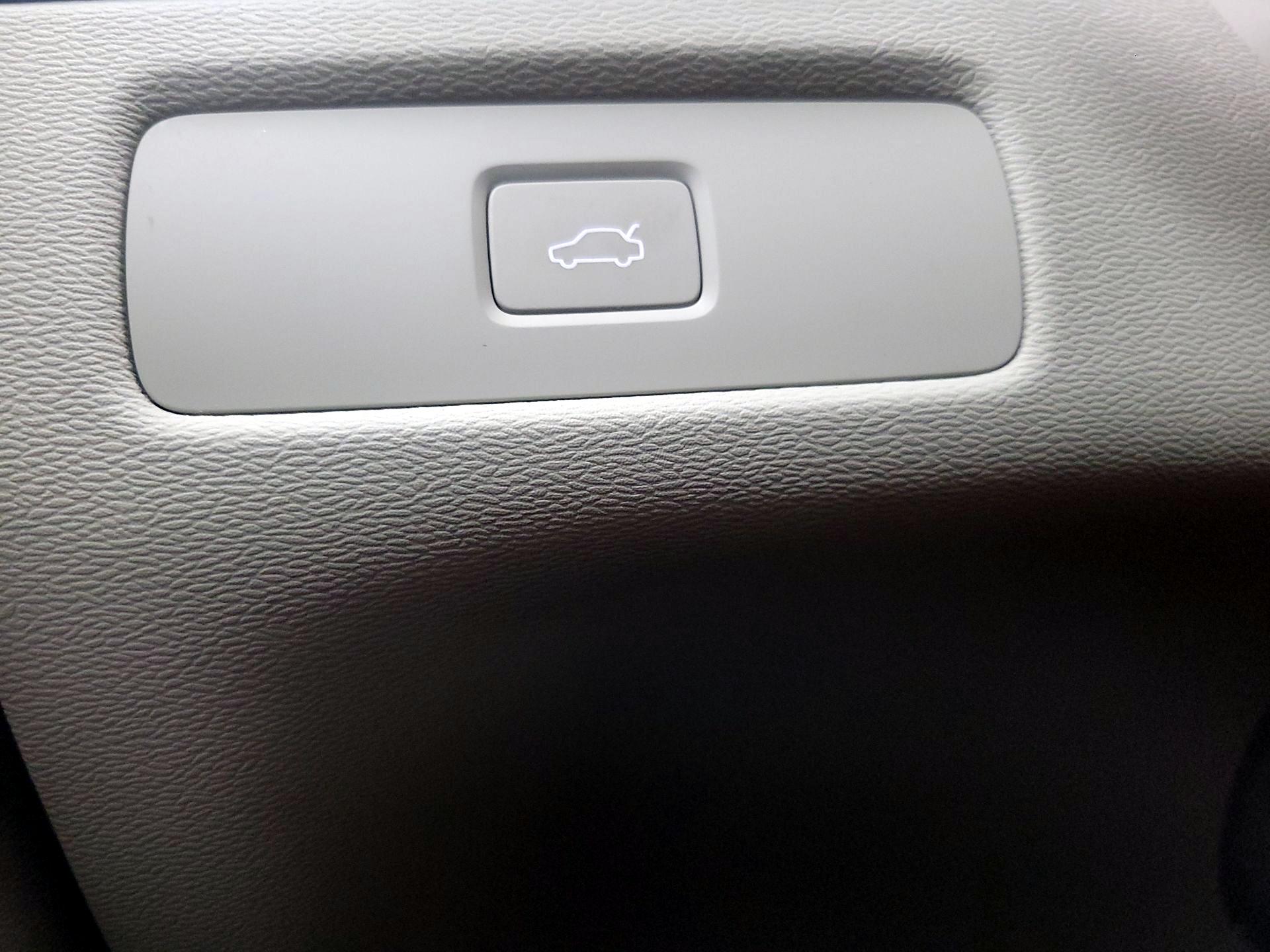 Thumbnail: 2023 Volvo XC60 - 13