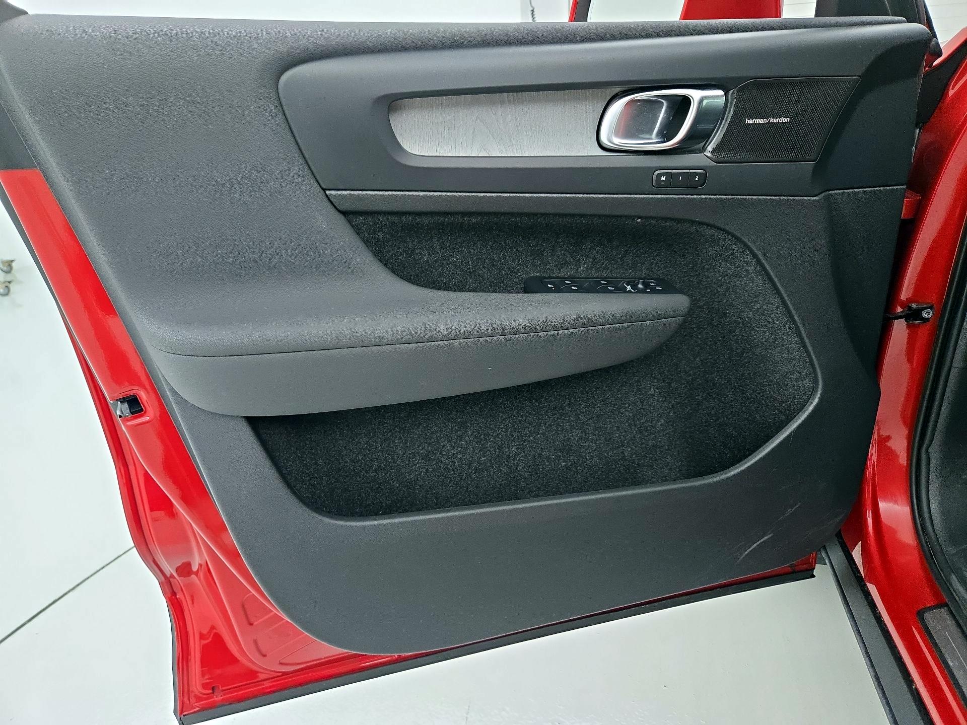 Thumbnail: 2024 Volvo XC40 - 12