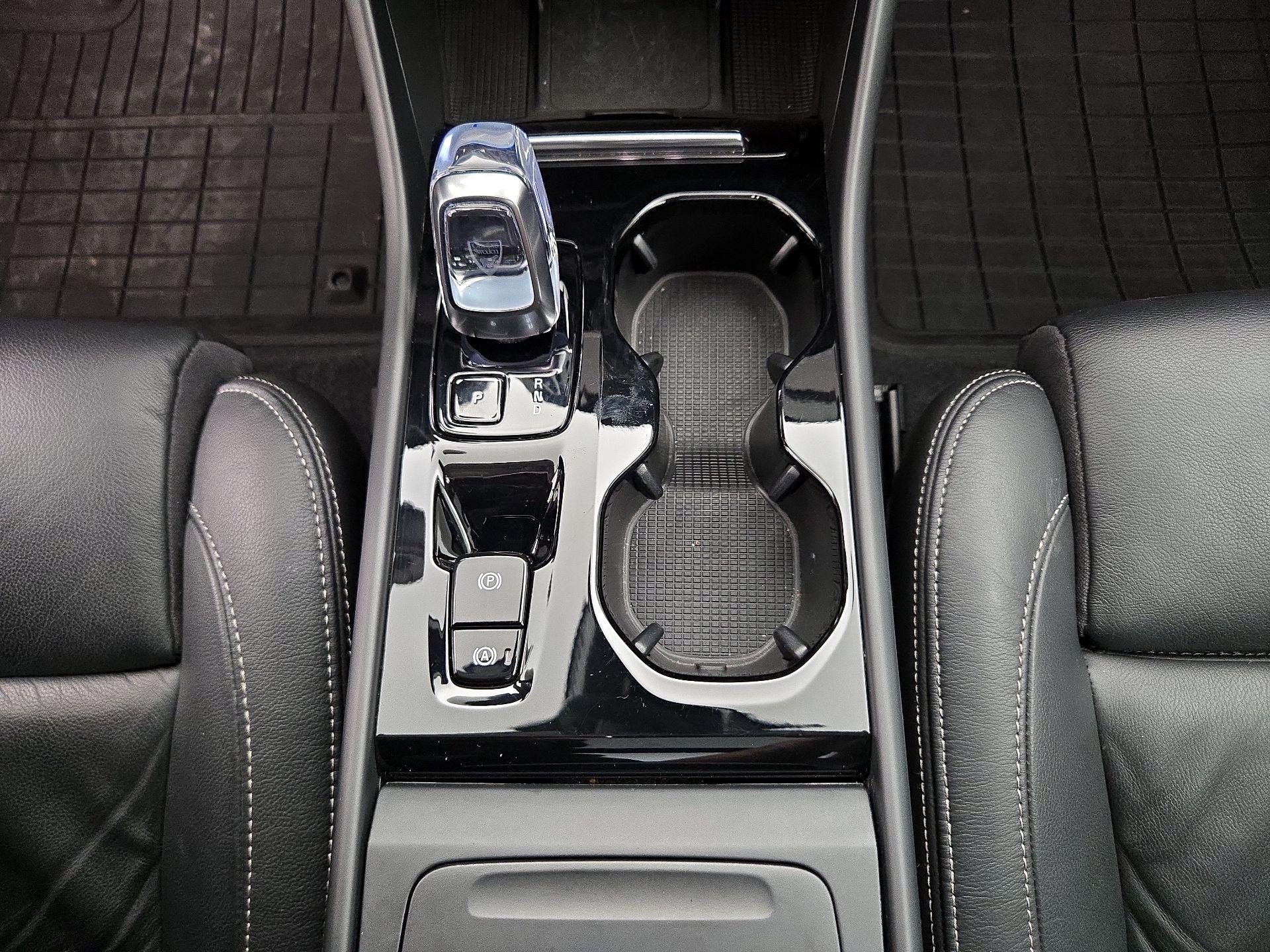 Thumbnail: 2024 Volvo XC40 - 18