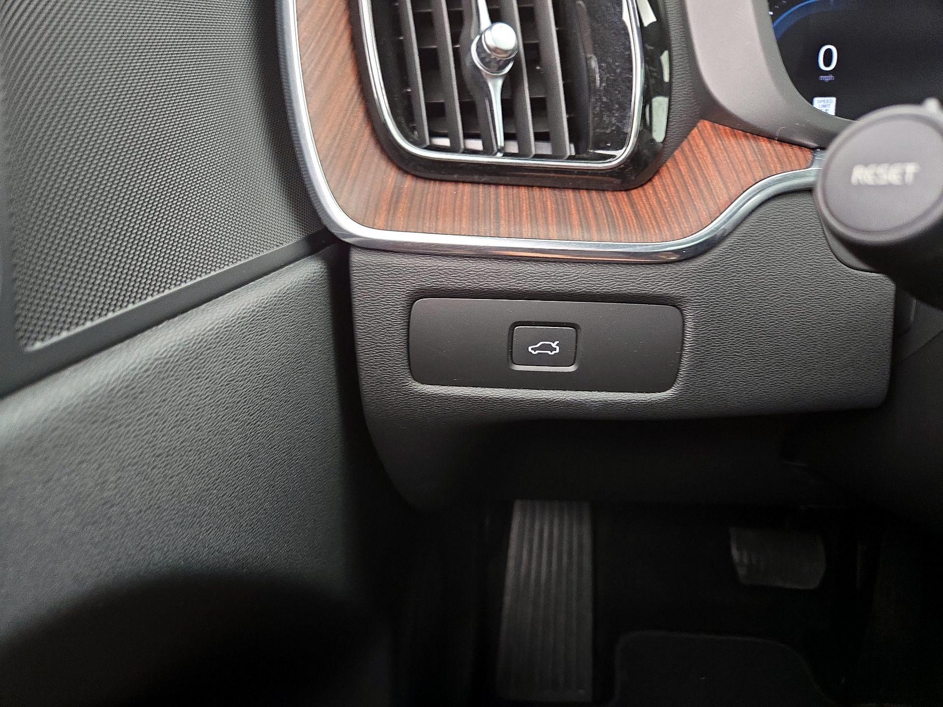 Thumbnail: 2023 Volvo XC60 - 13