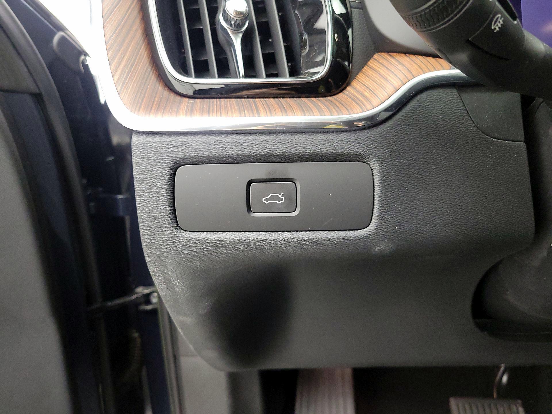 Thumbnail: 2023 Volvo XC60 - 13