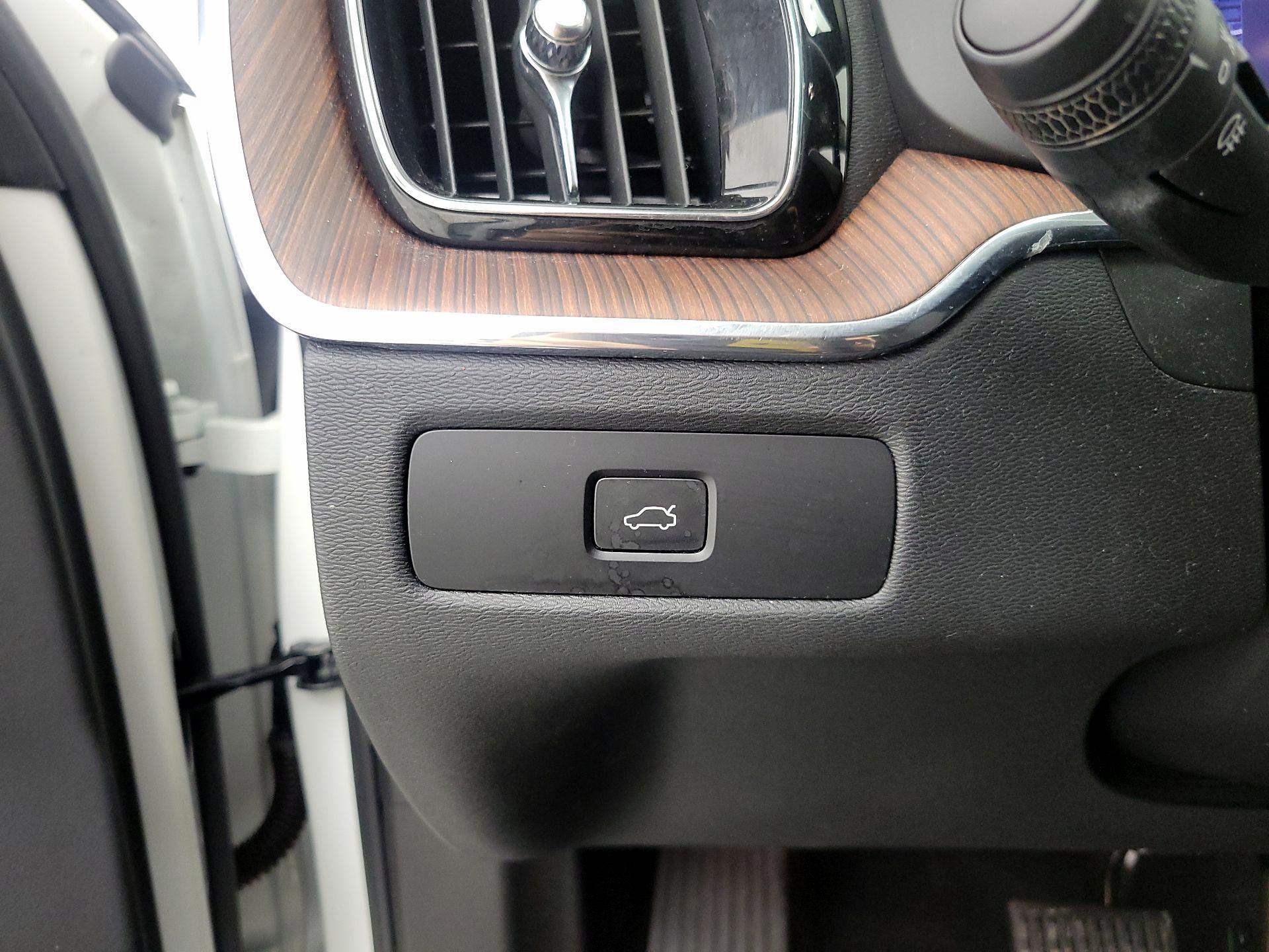 Thumbnail: 2023 Volvo XC60 - 13