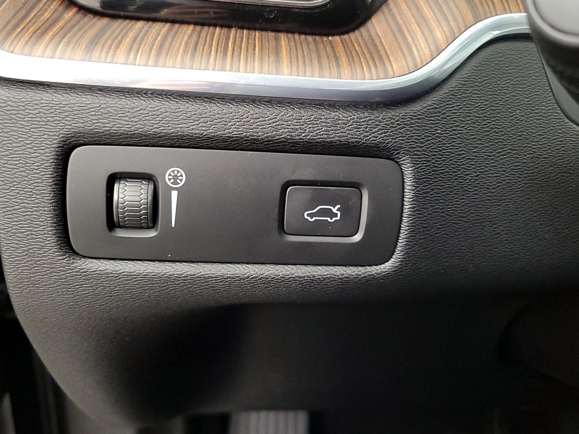 Thumbnail: 2021 Volvo XC60 - 13