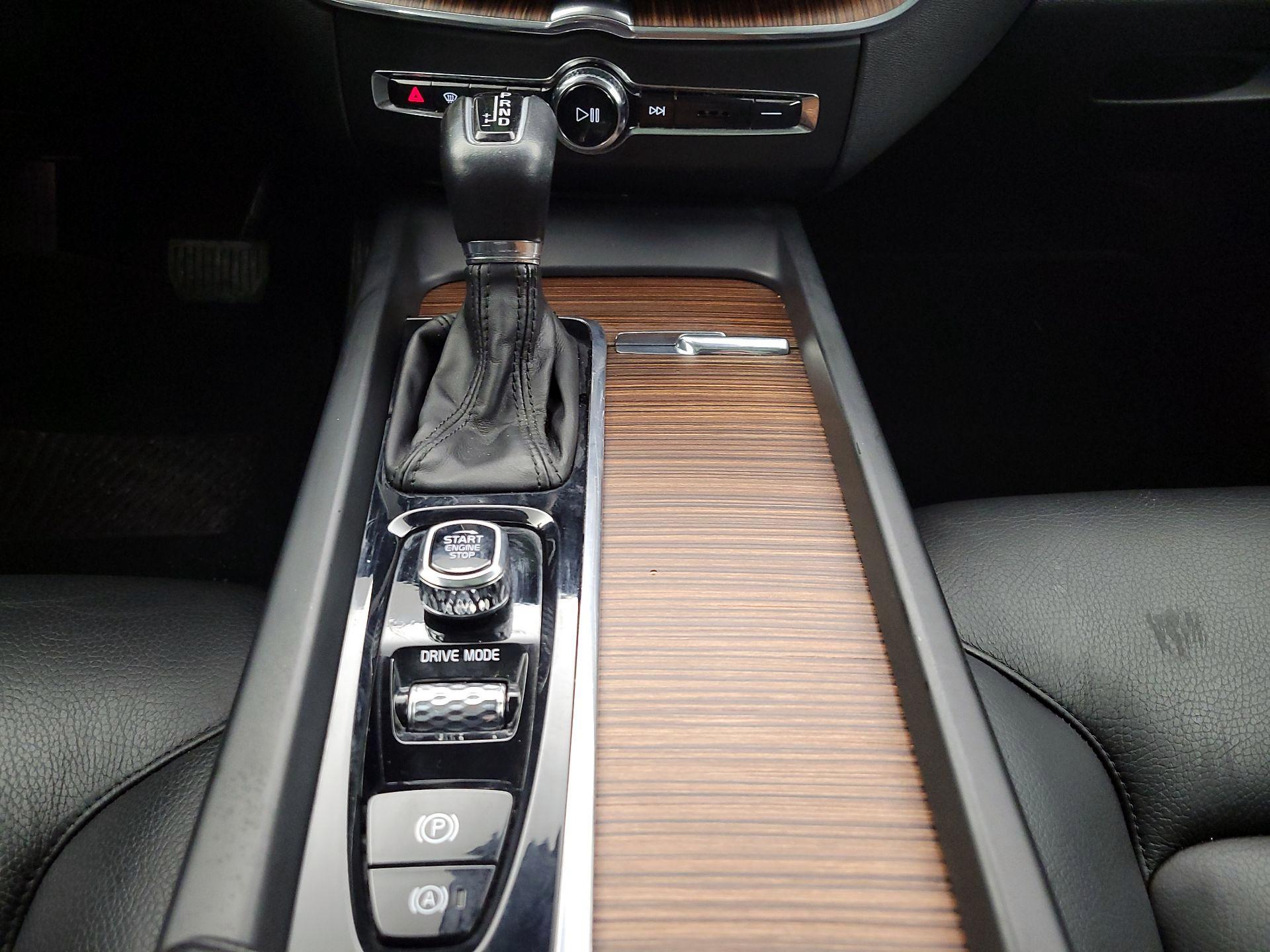 Thumbnail: 2021 Volvo XC60 - 17