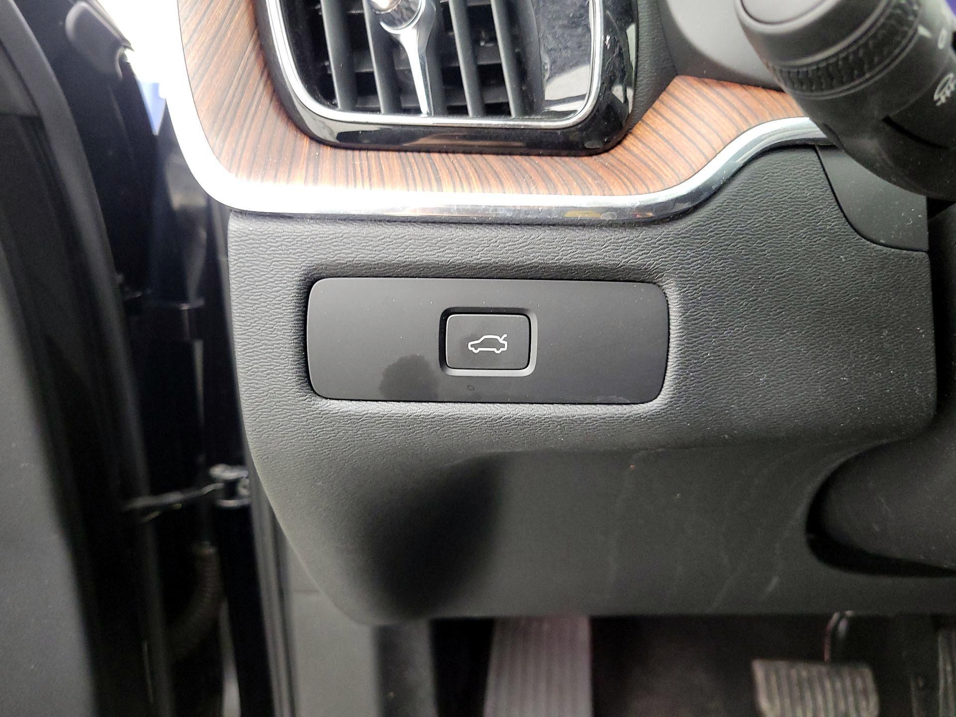 Thumbnail: 2023 Volvo XC60 - 13