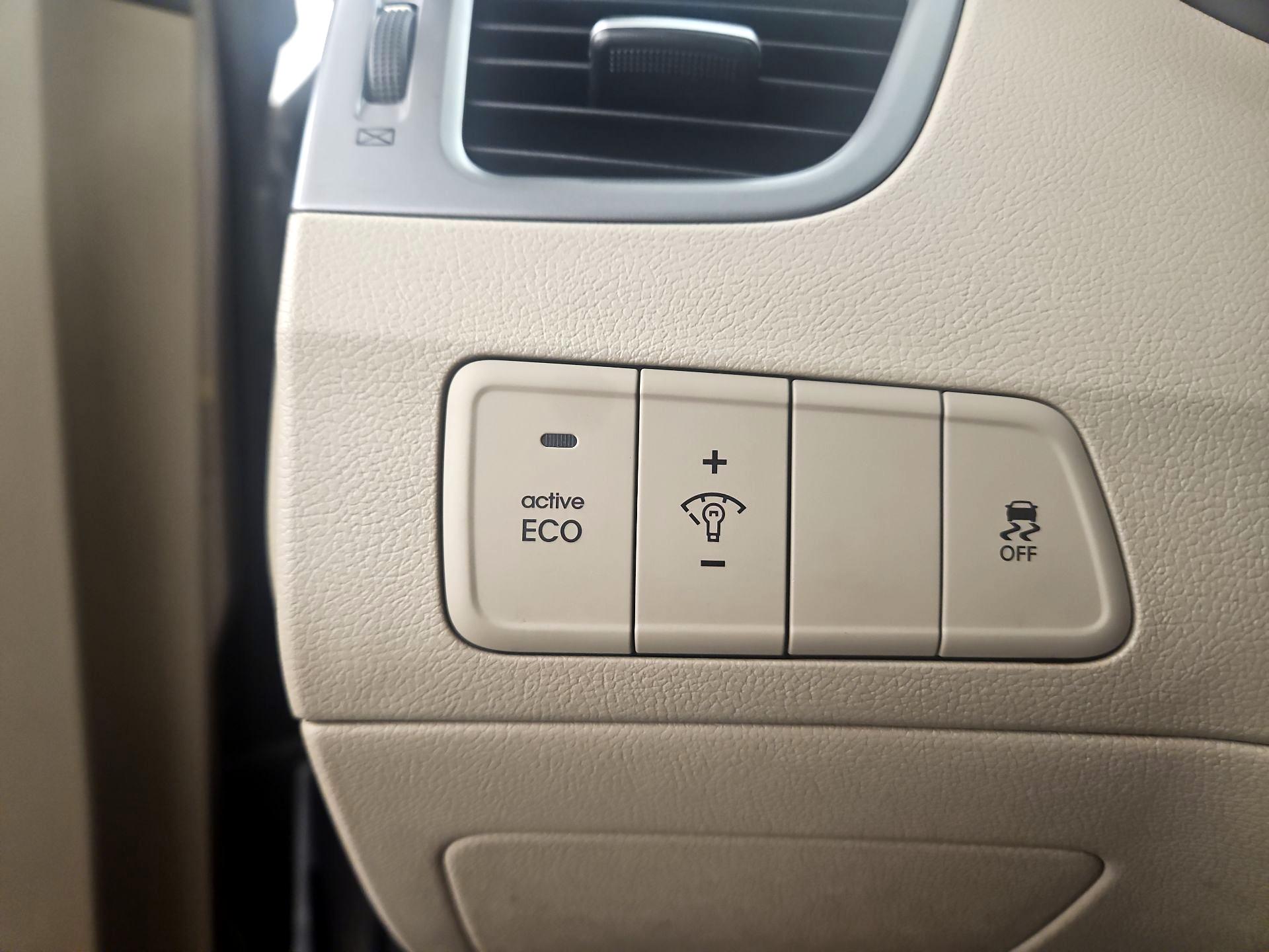 Thumbnail: 2016 Hyundai Elantra - 13