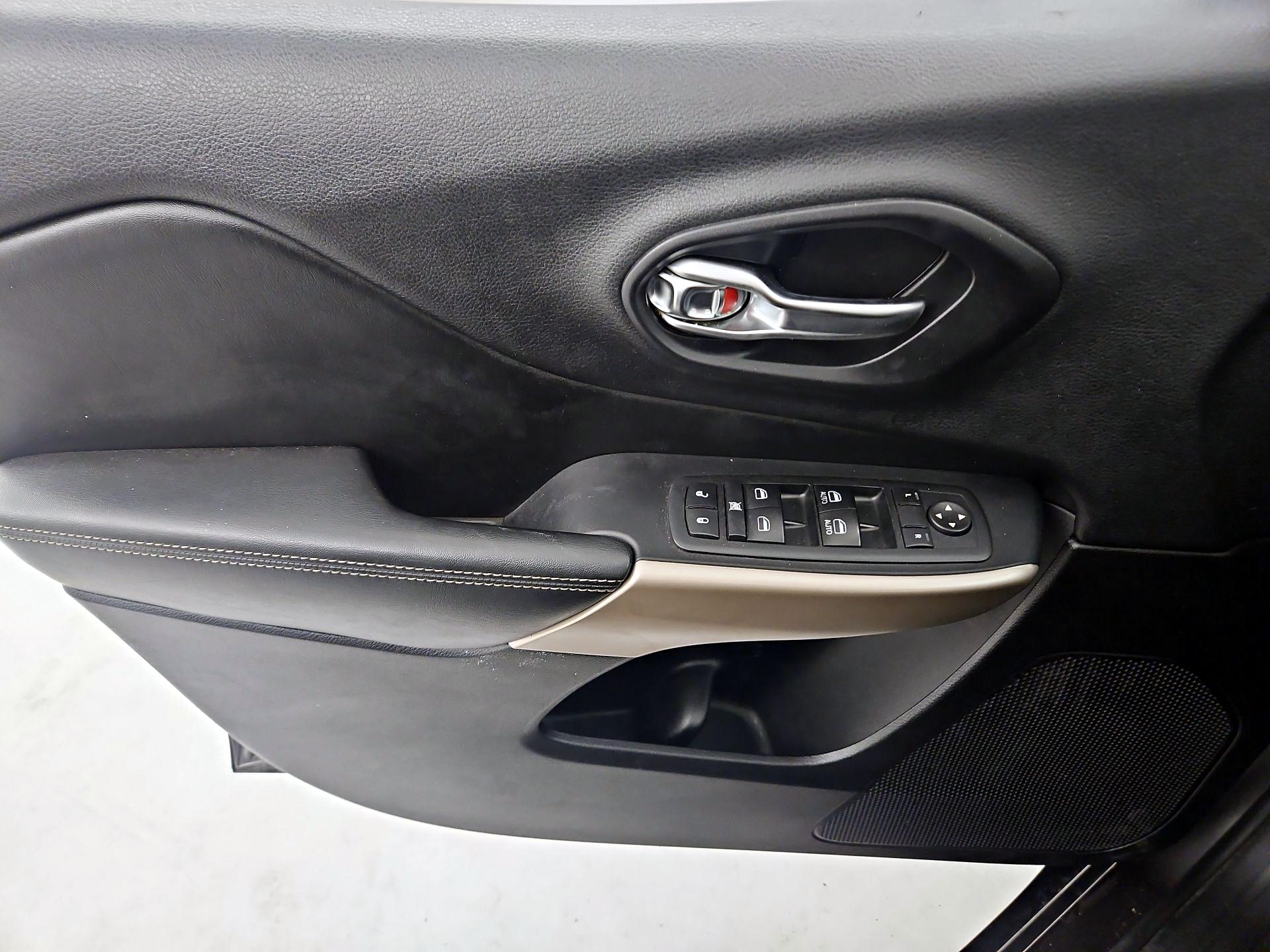 Thumbnail: 2017 Jeep Cherokee - 12