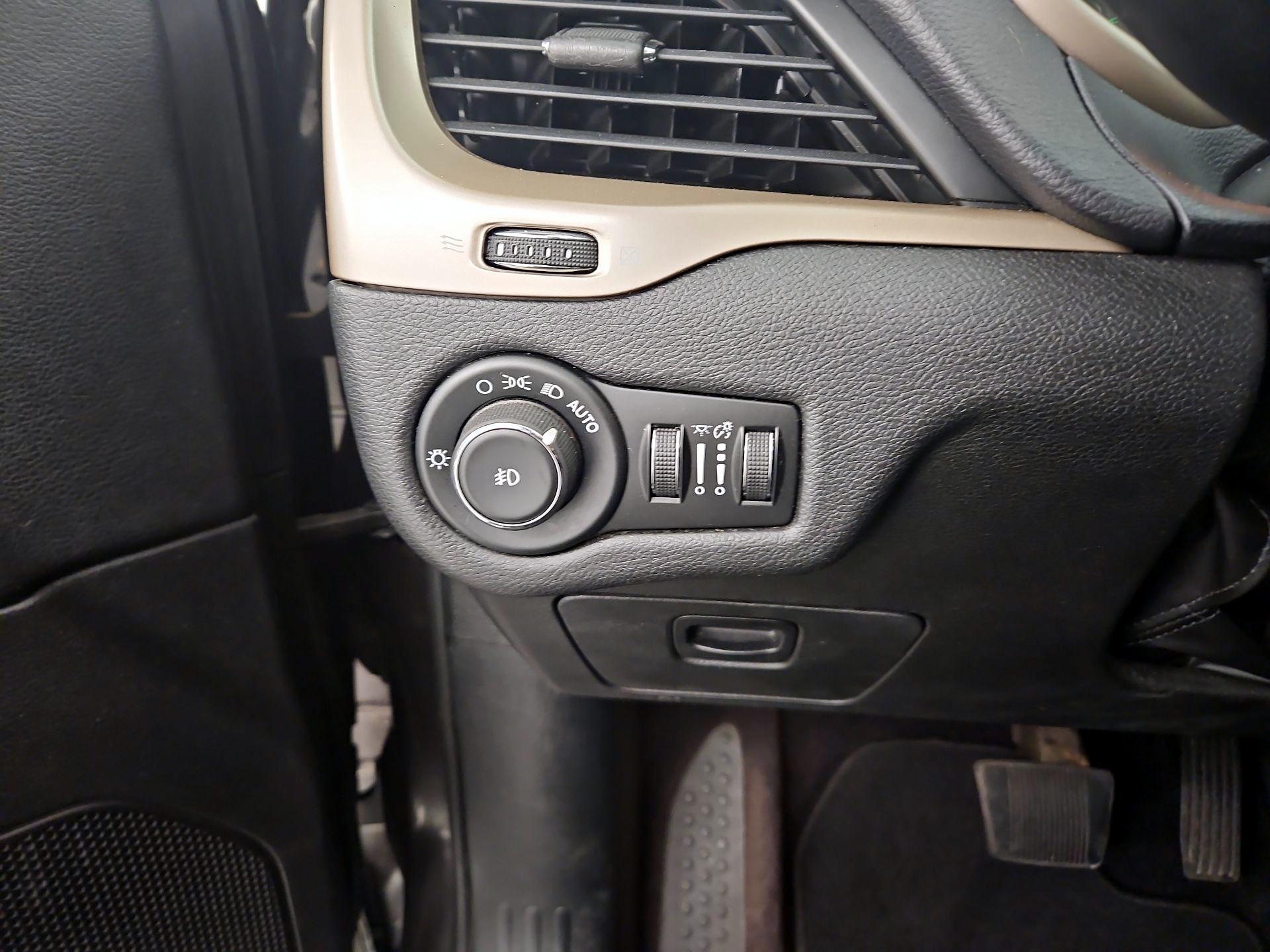 Thumbnail: 2017 Jeep Cherokee - 13