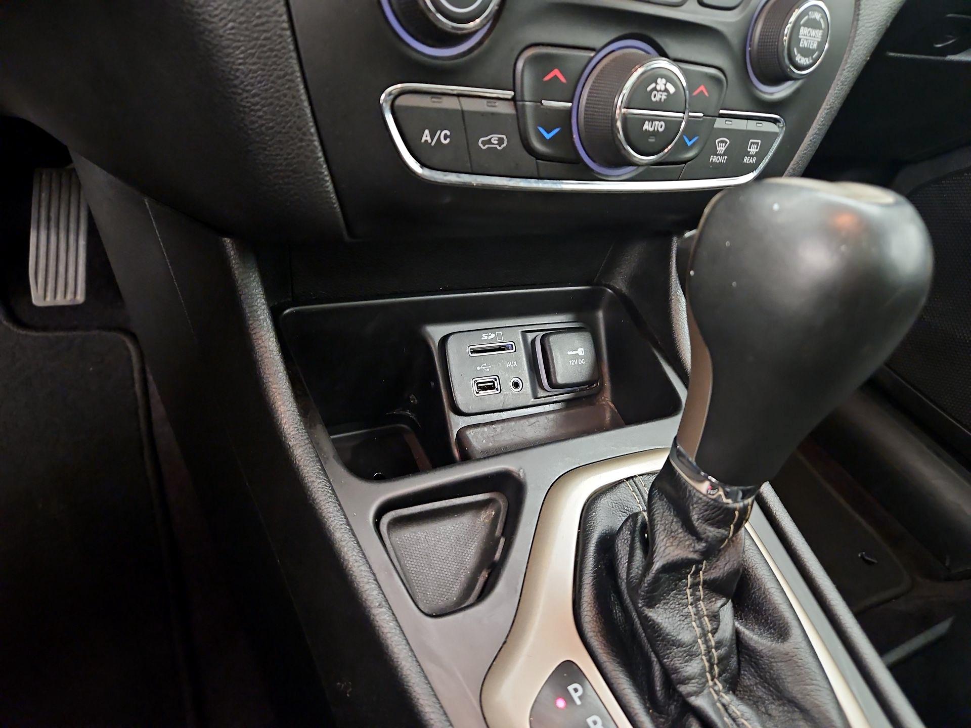 Thumbnail: 2017 Jeep Cherokee - 19