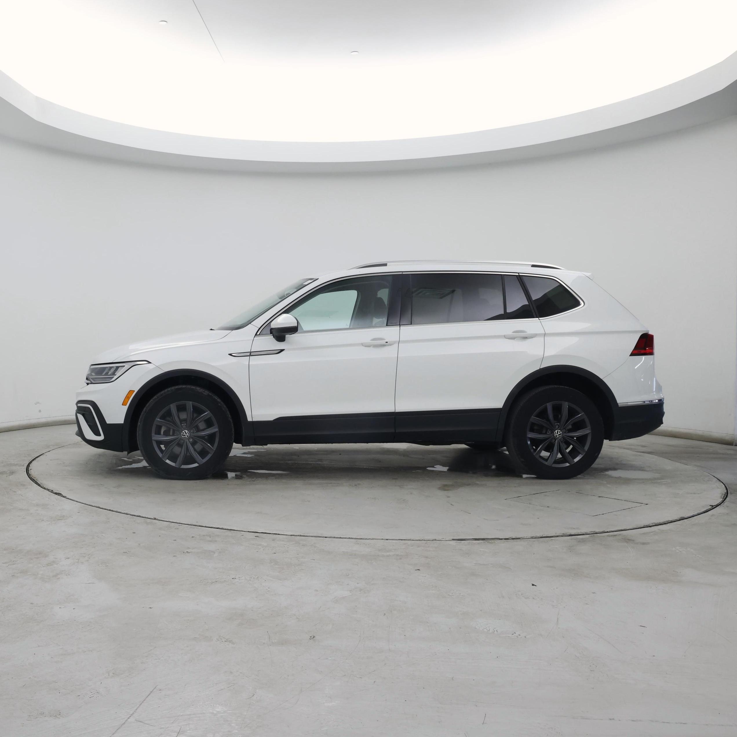 Thumbnail: 2022 Volkswagen Tiguan - 3