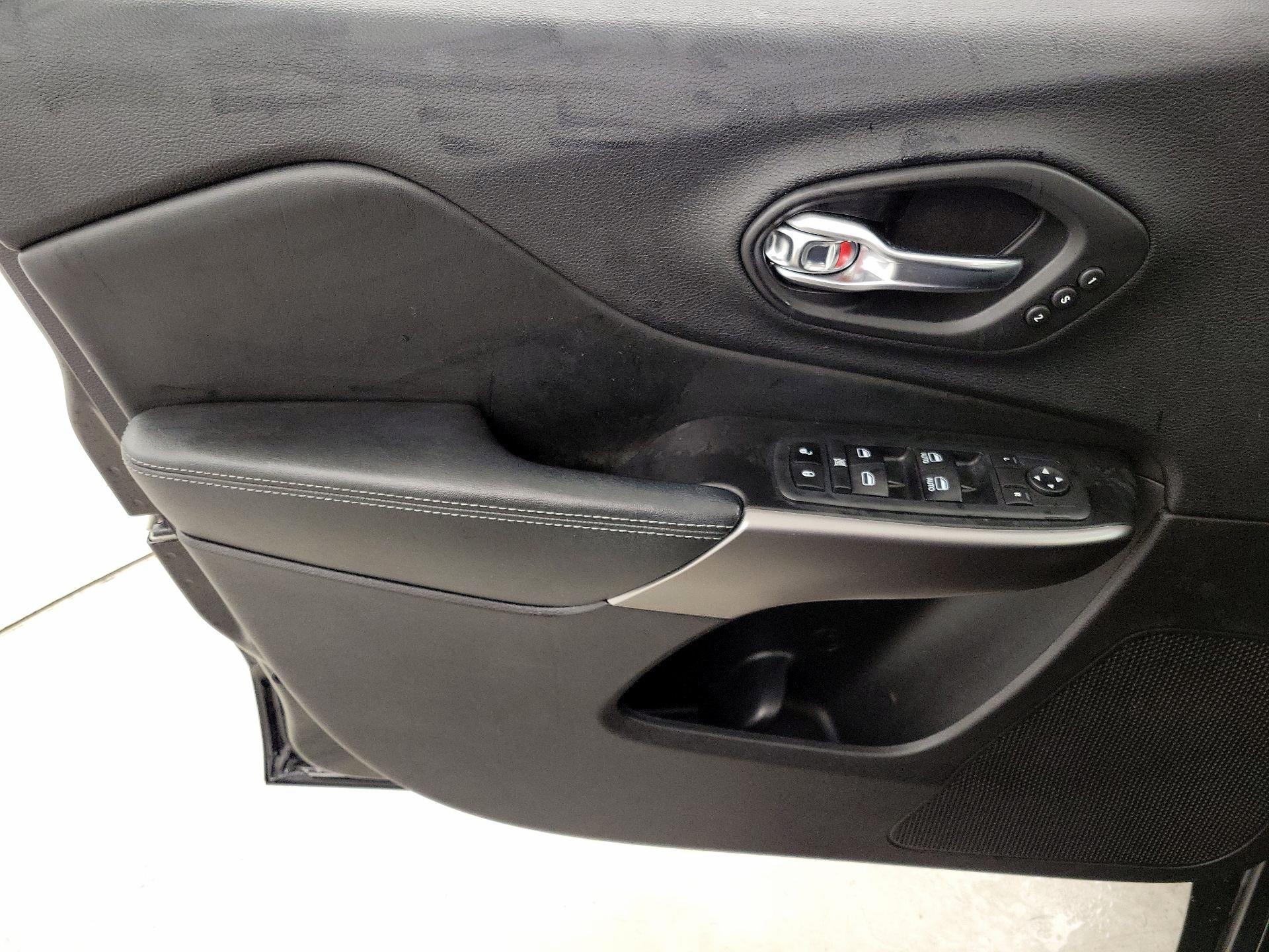 Thumbnail: 2020 Jeep Cherokee - 12