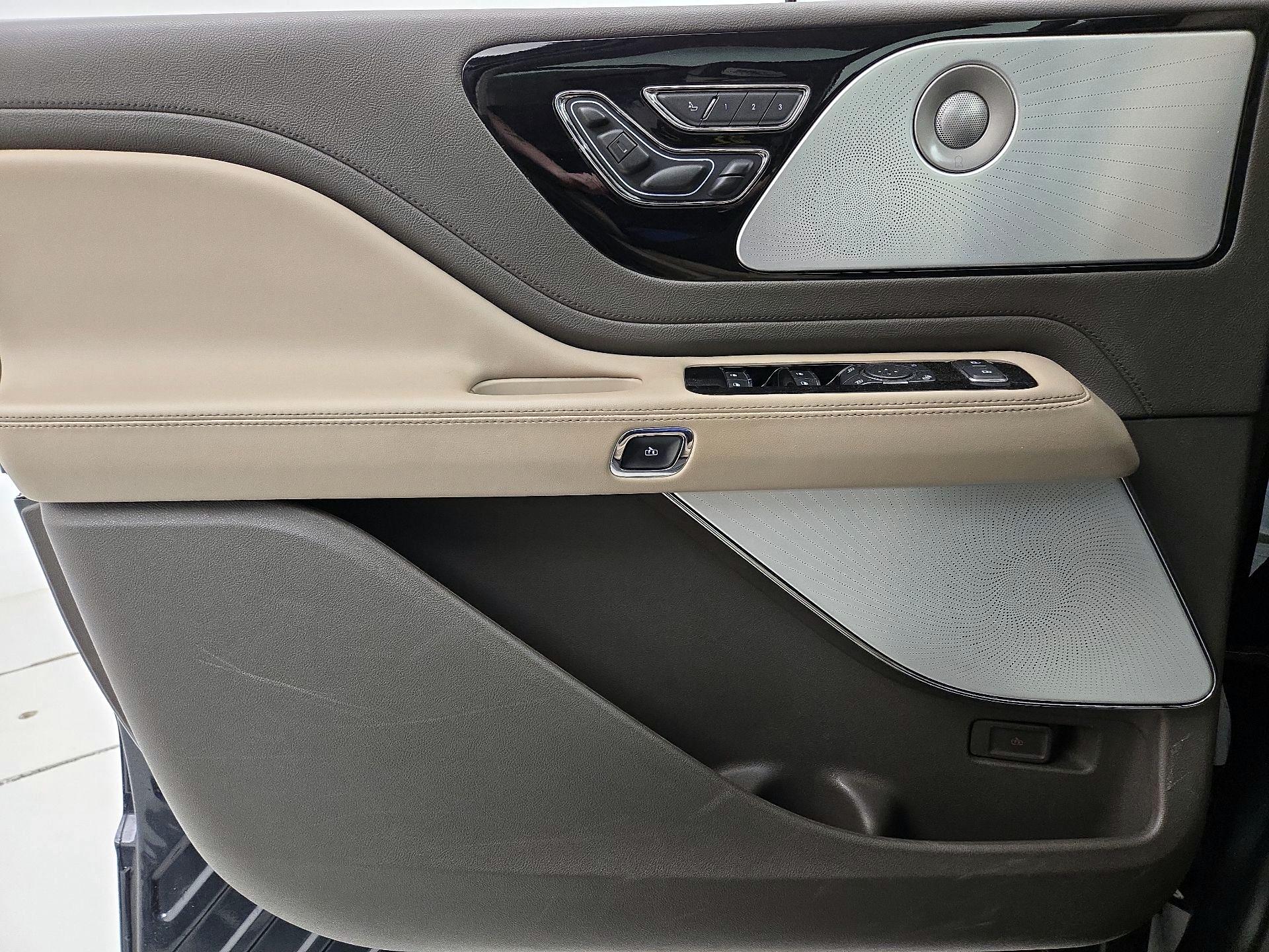 Thumbnail: 2021 Lincoln Aviator - 12