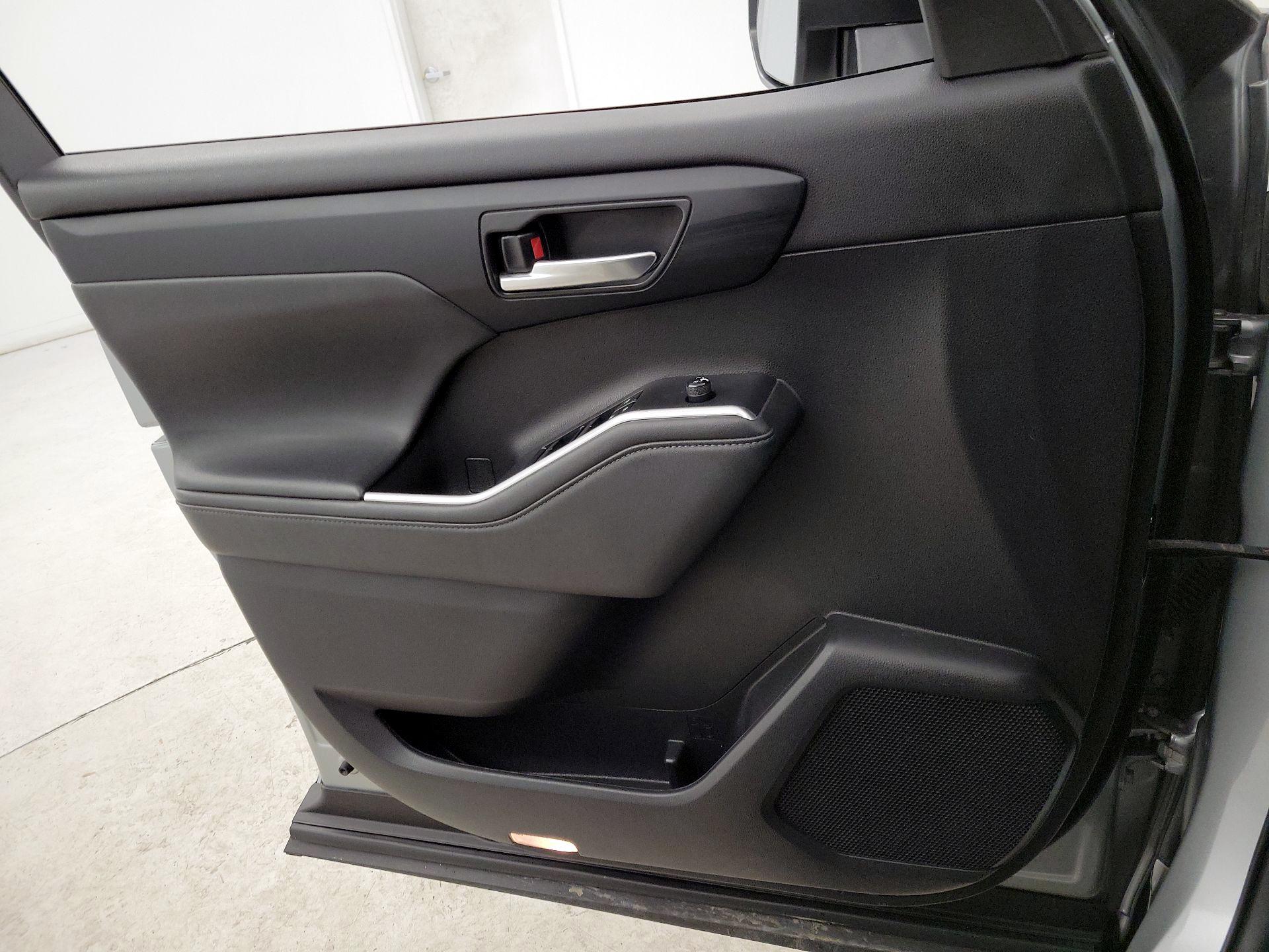 Thumbnail: 2022 Toyota Highlander - 12