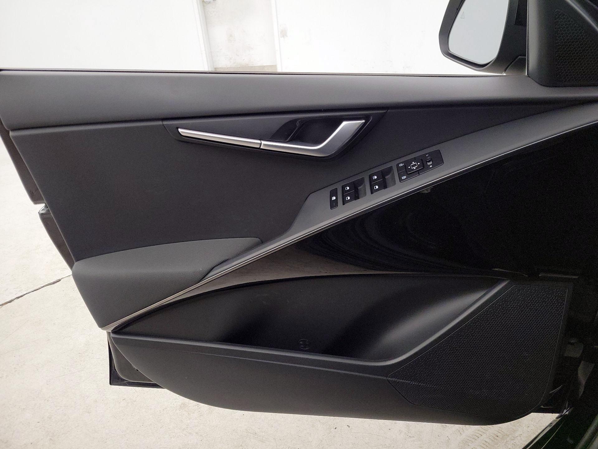 Thumbnail: 2023 Kia Niro - 12