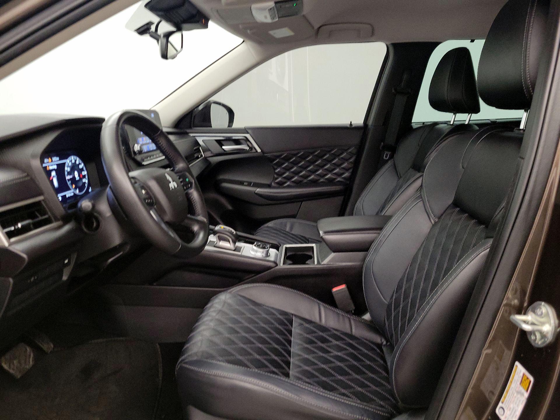 Thumbnail: 2023 Mitsubishi Outlander - 11