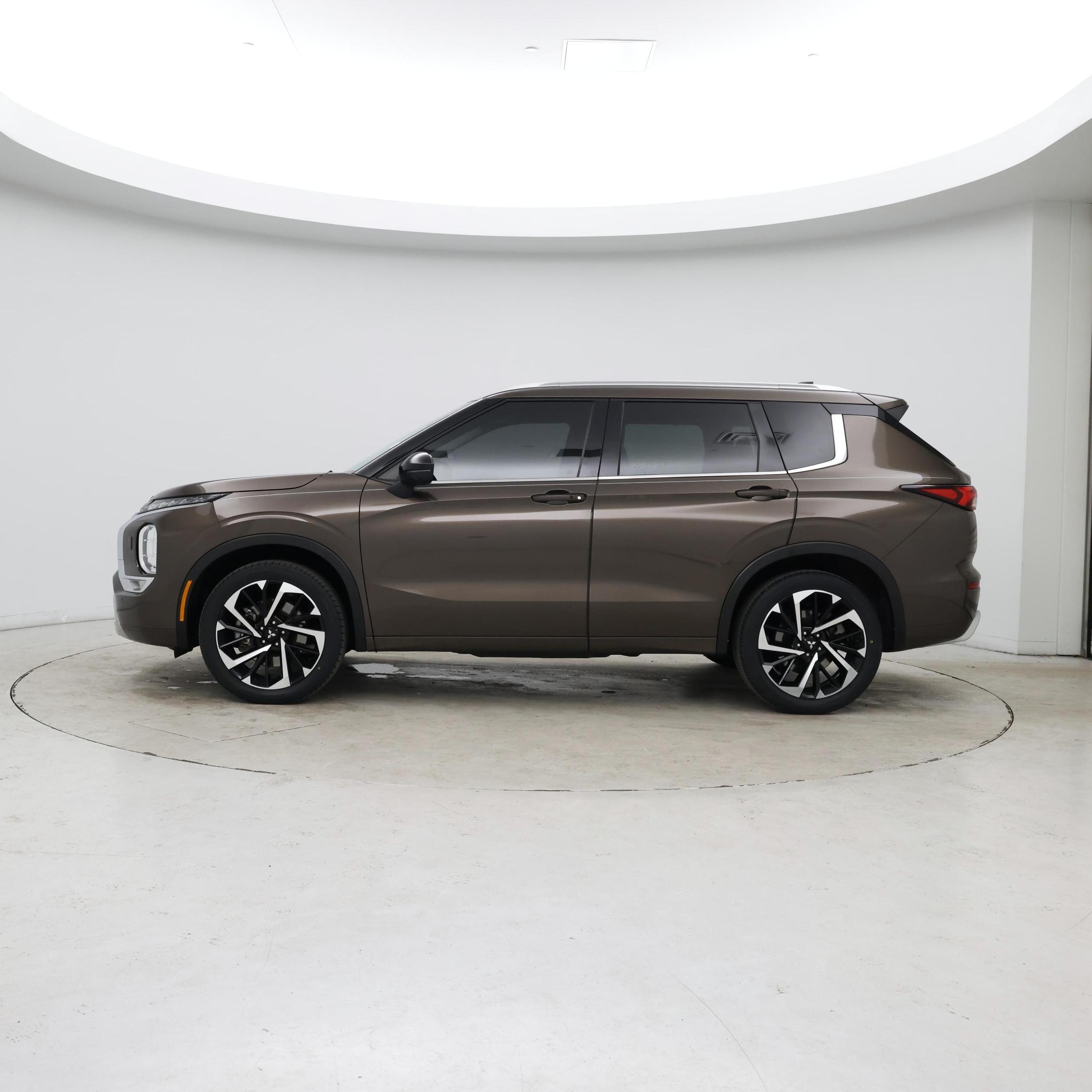 Thumbnail: 2023 Mitsubishi Outlander - 3