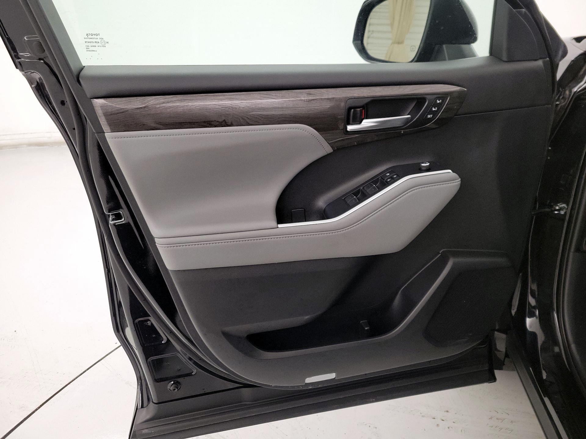 Thumbnail: 2021 Toyota Highlander - 12