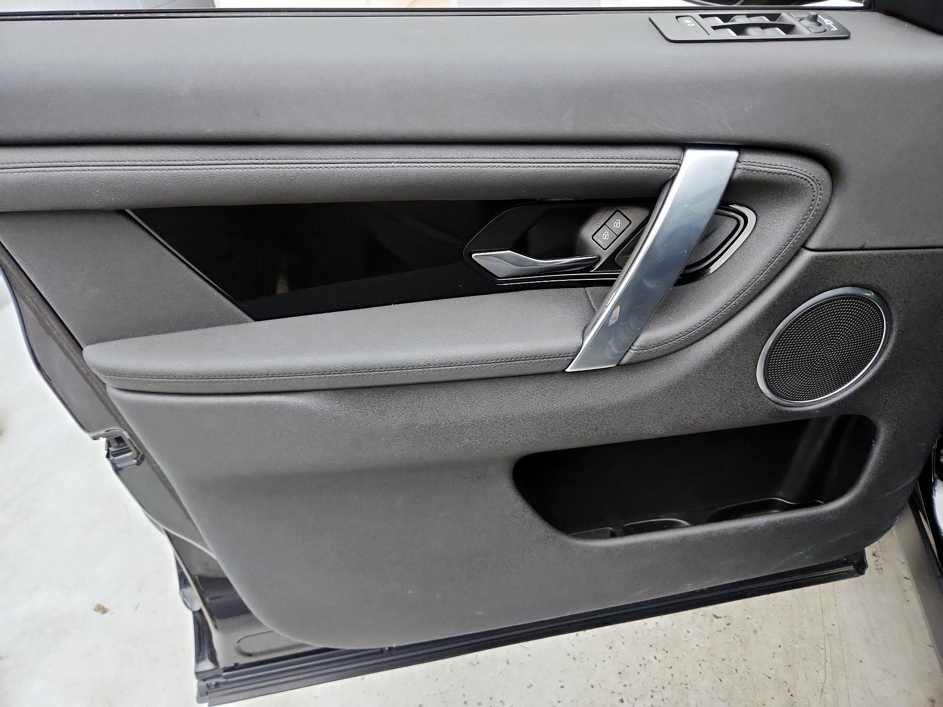 Thumbnail: 2021 Land Rover Discovery Sport - 12