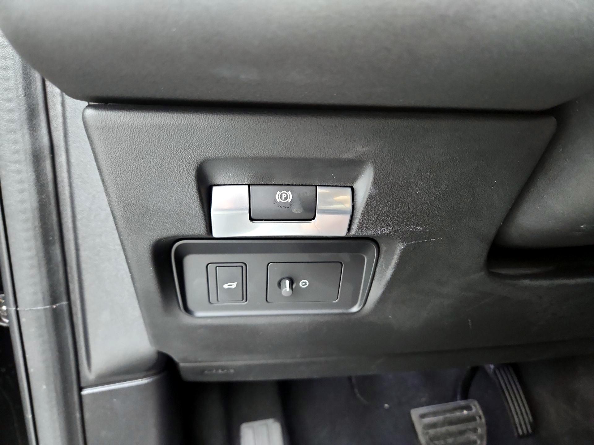 Thumbnail: 2021 Land Rover Discovery Sport - 13