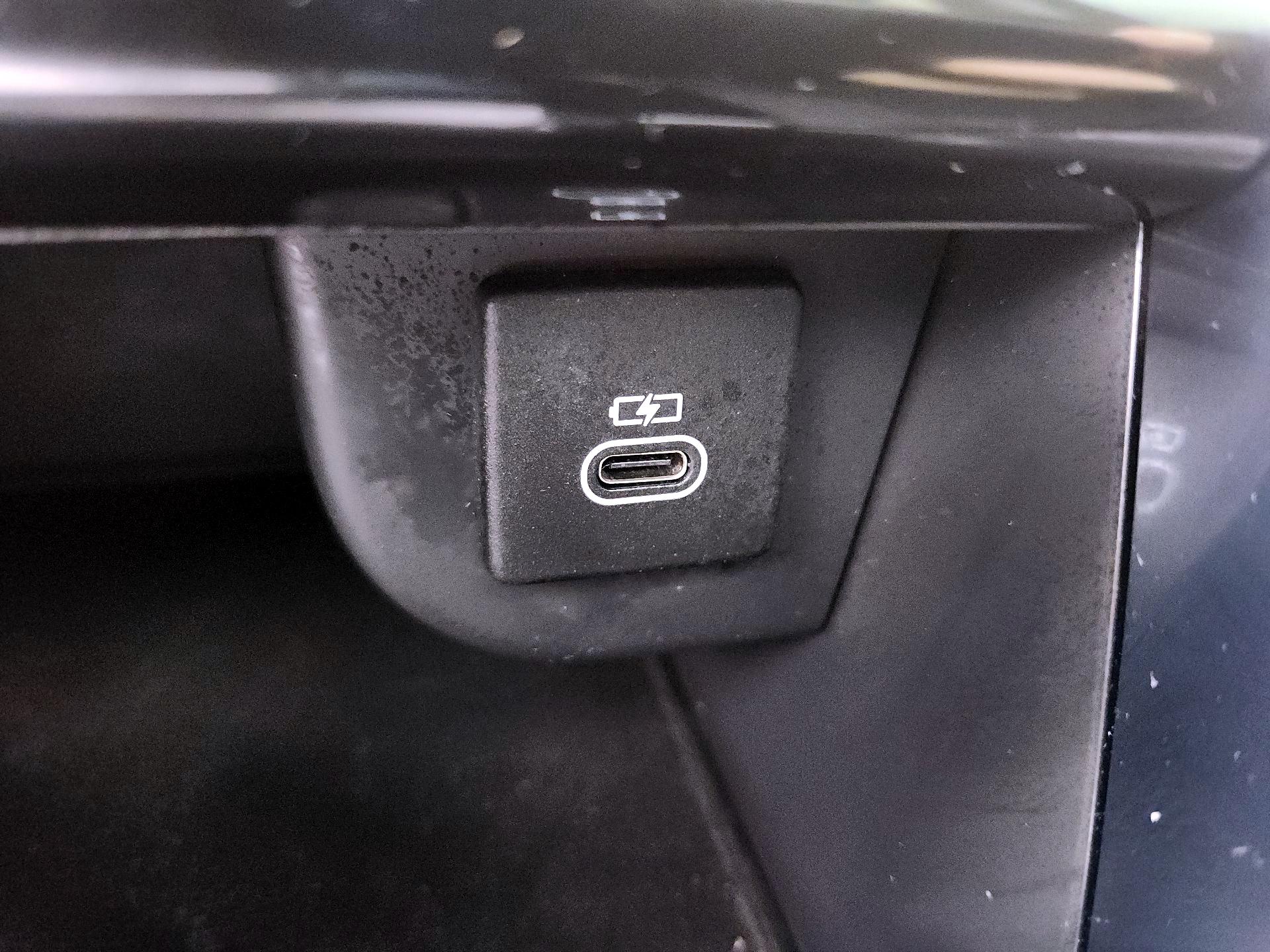 Thumbnail: 2021 Land Rover Discovery Sport - 19