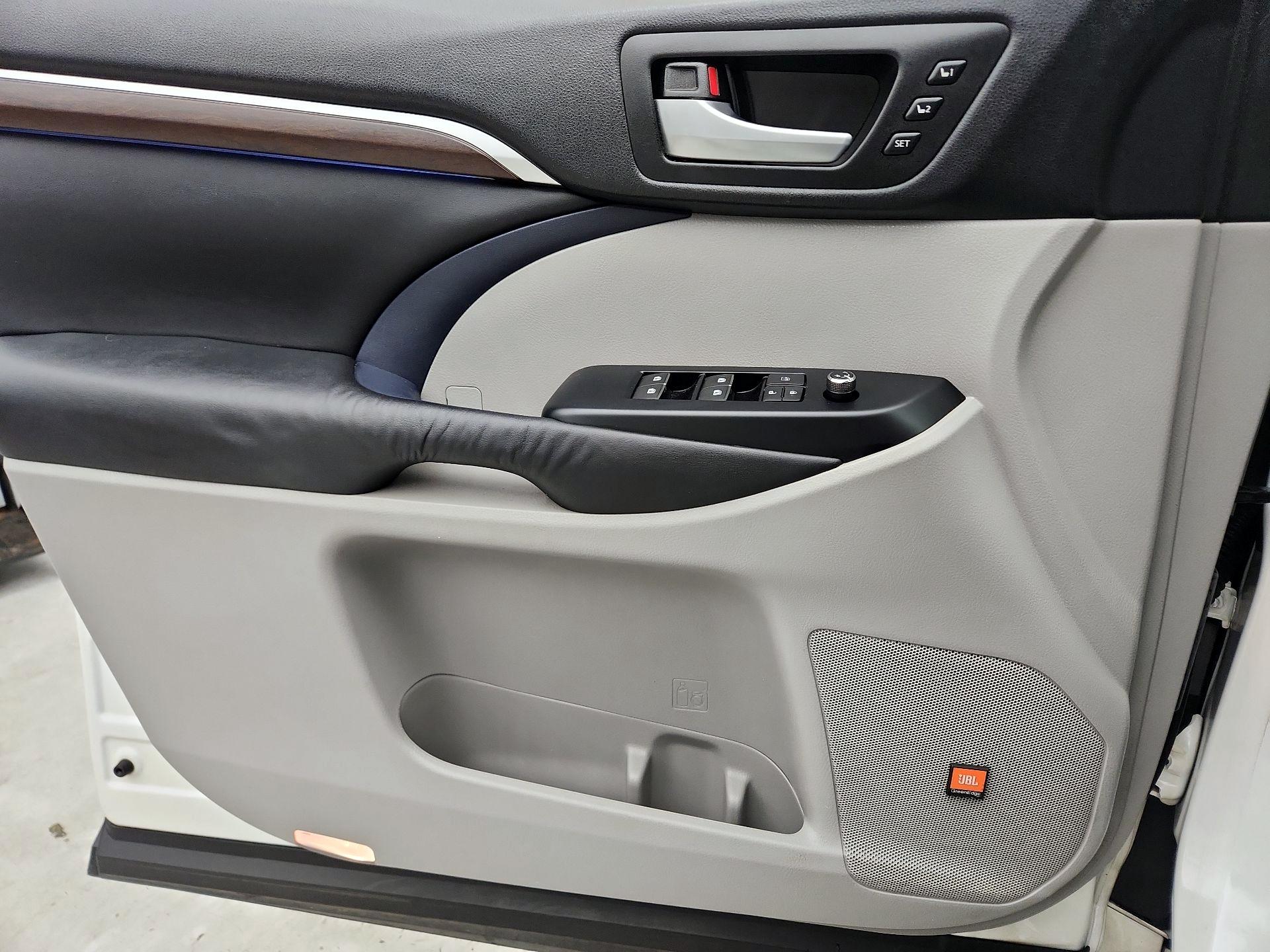 Thumbnail: 2016 Toyota Highlander - 12