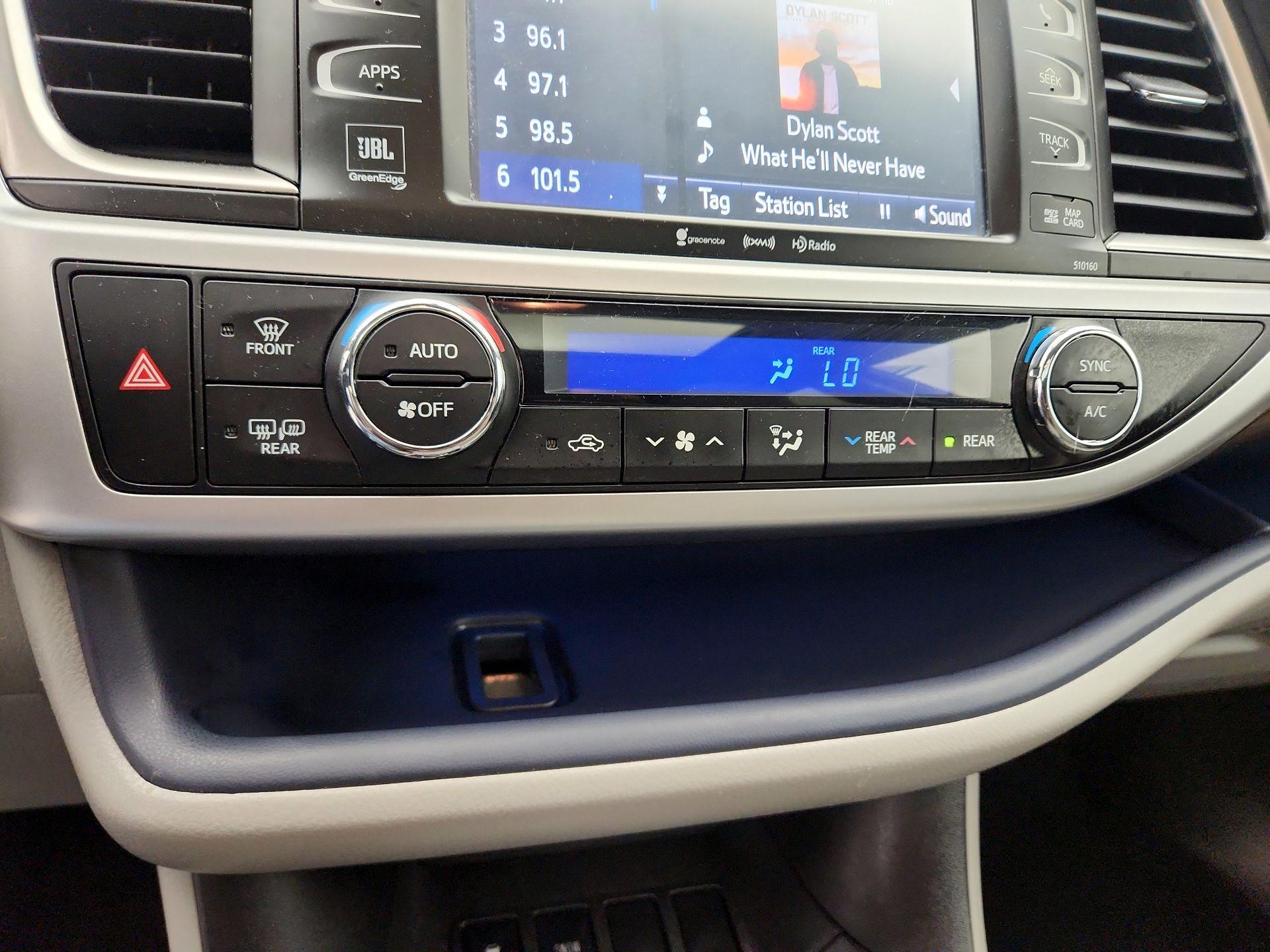 Thumbnail: 2016 Toyota Highlander - 16