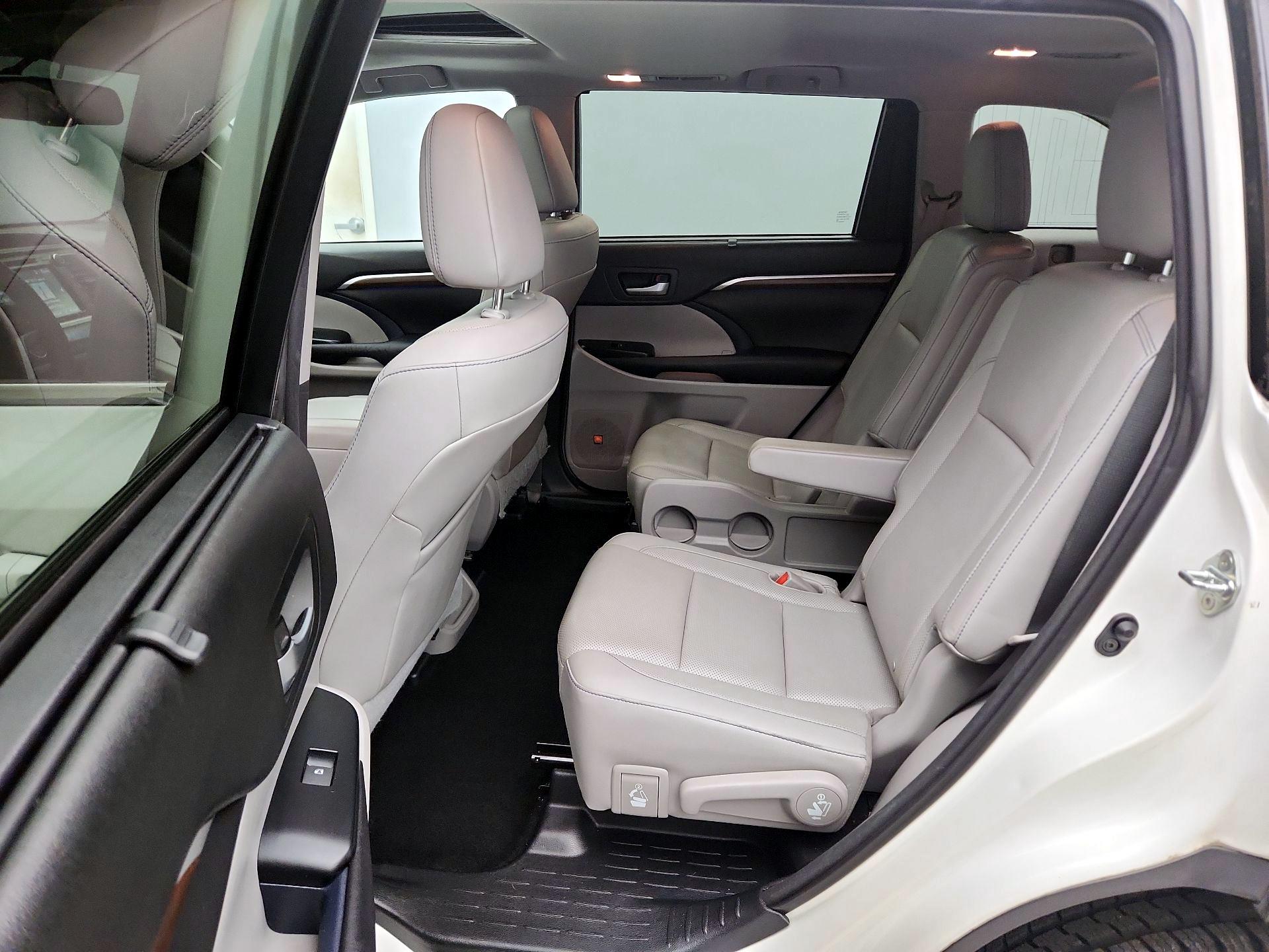 Thumbnail: 2016 Toyota Highlander - 20