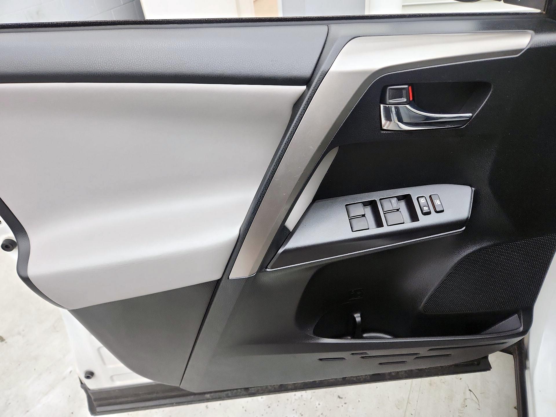 Thumbnail: 2018 Toyota RAV4 - 12