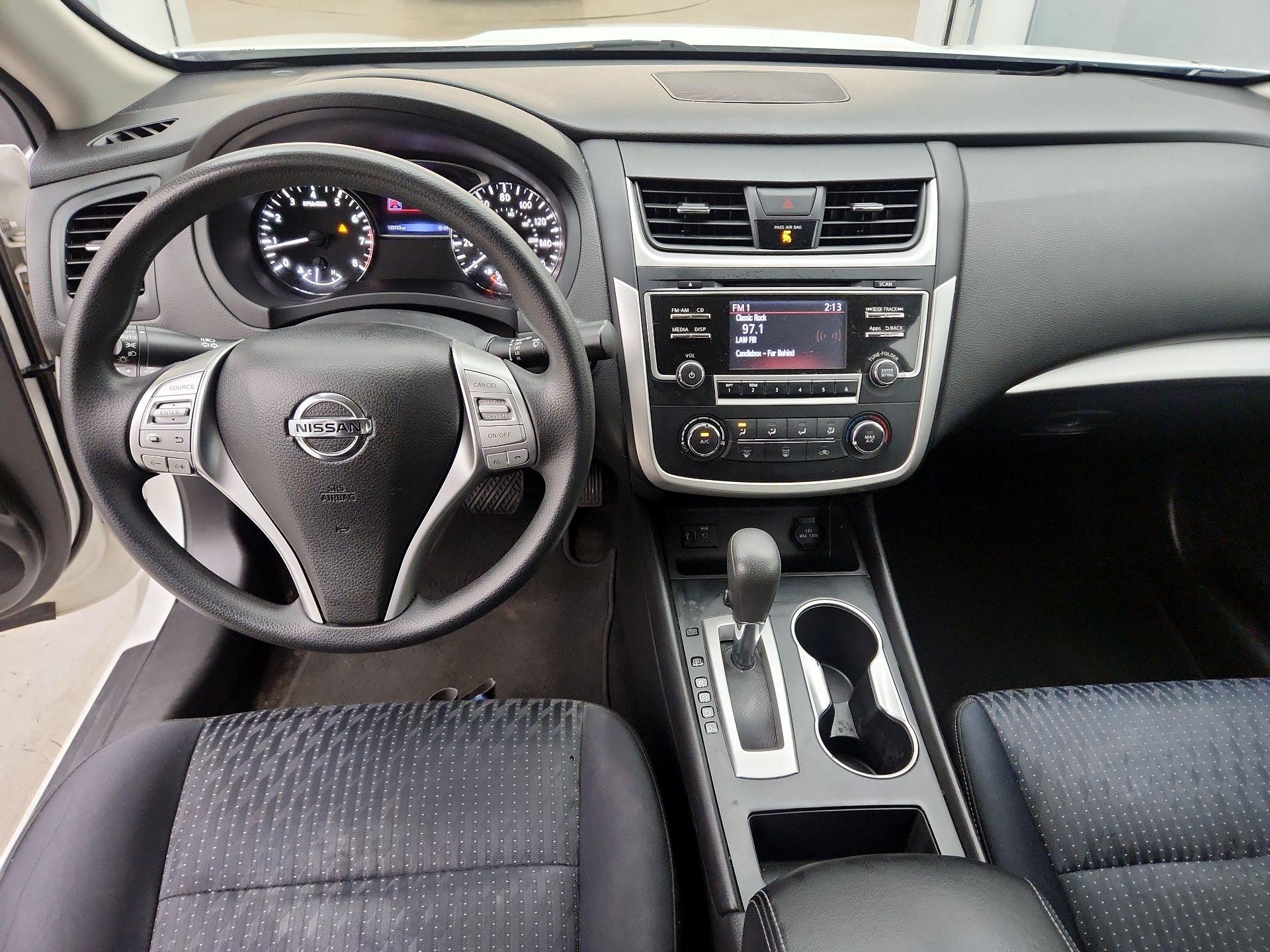 Thumbnail: 2016 Nissan Altima - 9