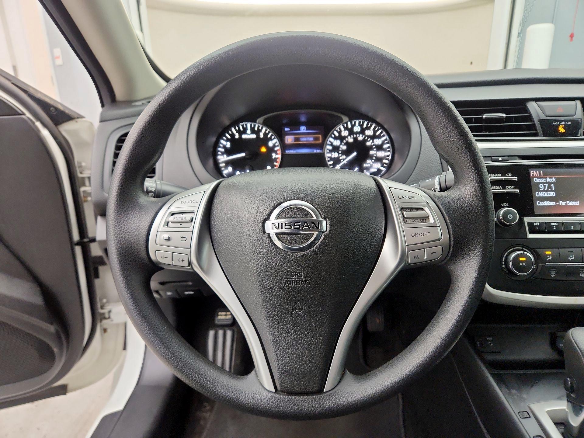 Thumbnail: 2016 Nissan Altima - 10