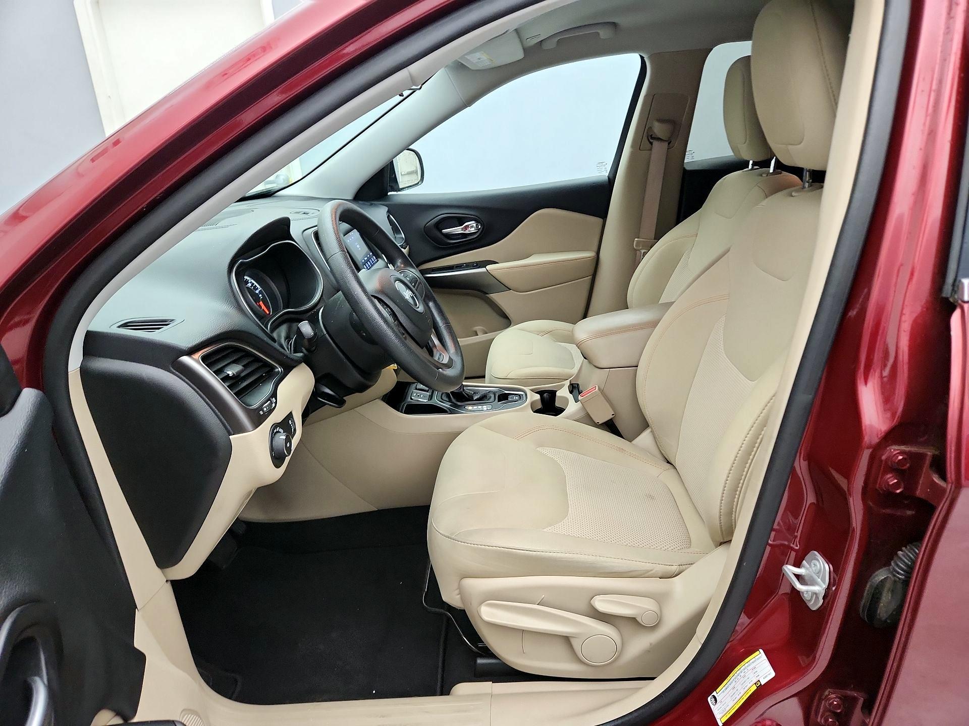 Thumbnail: 2019 Jeep Cherokee - 11