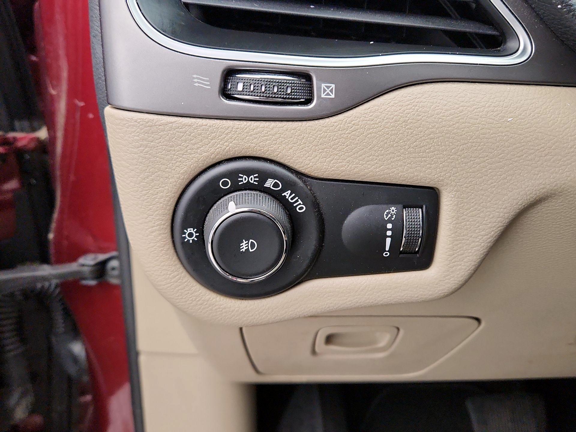 Thumbnail: 2019 Jeep Cherokee - 13
