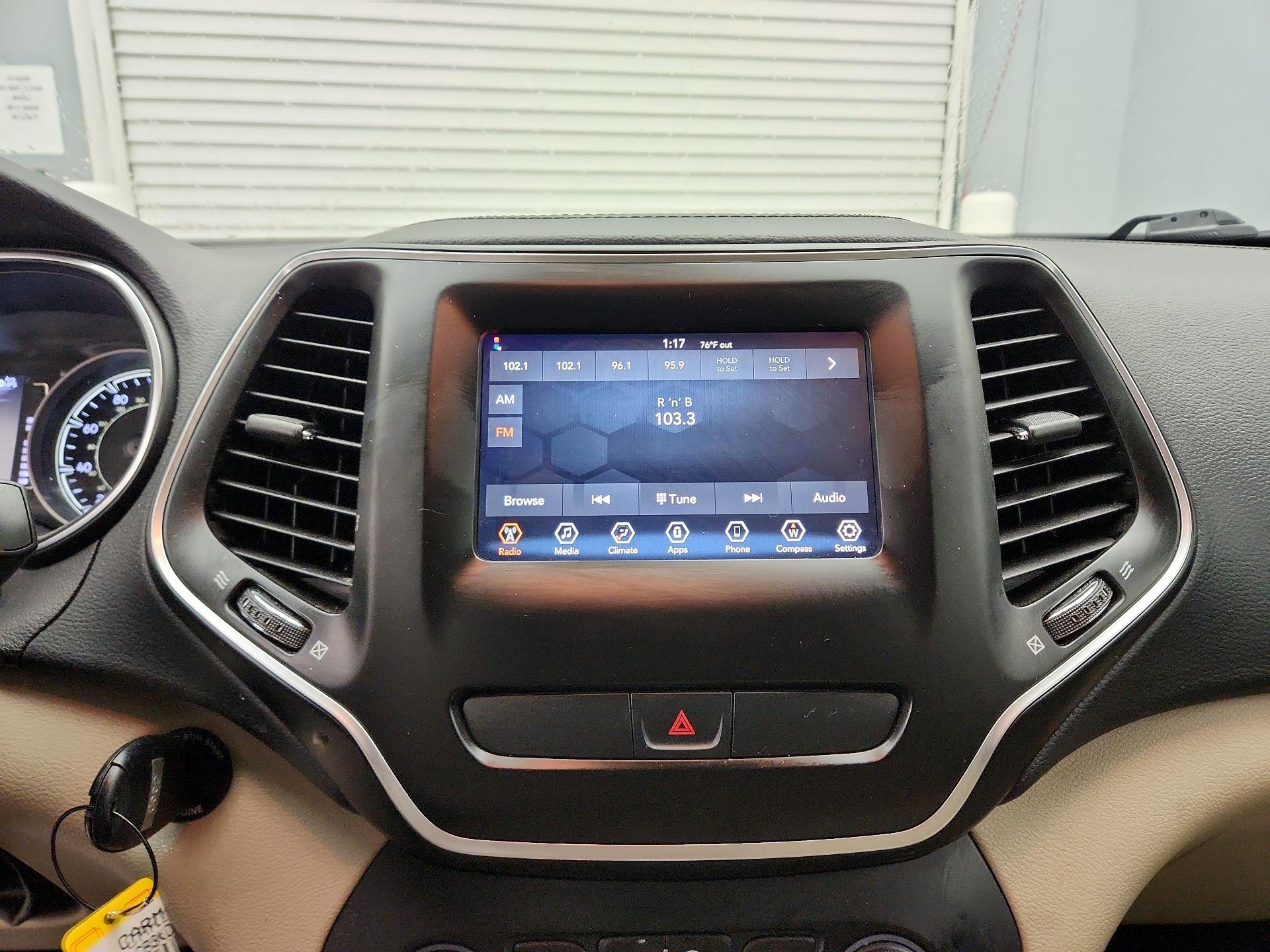Thumbnail: 2019 Jeep Cherokee - 15
