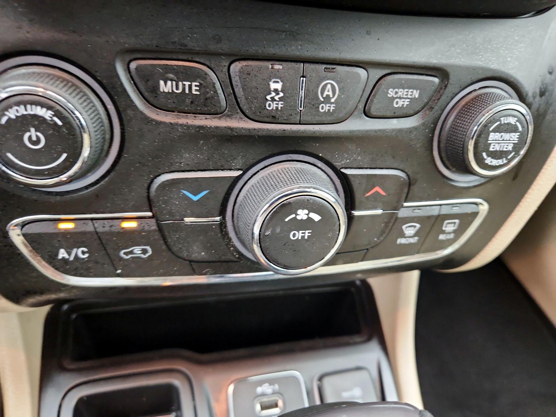 Thumbnail: 2019 Jeep Cherokee - 16