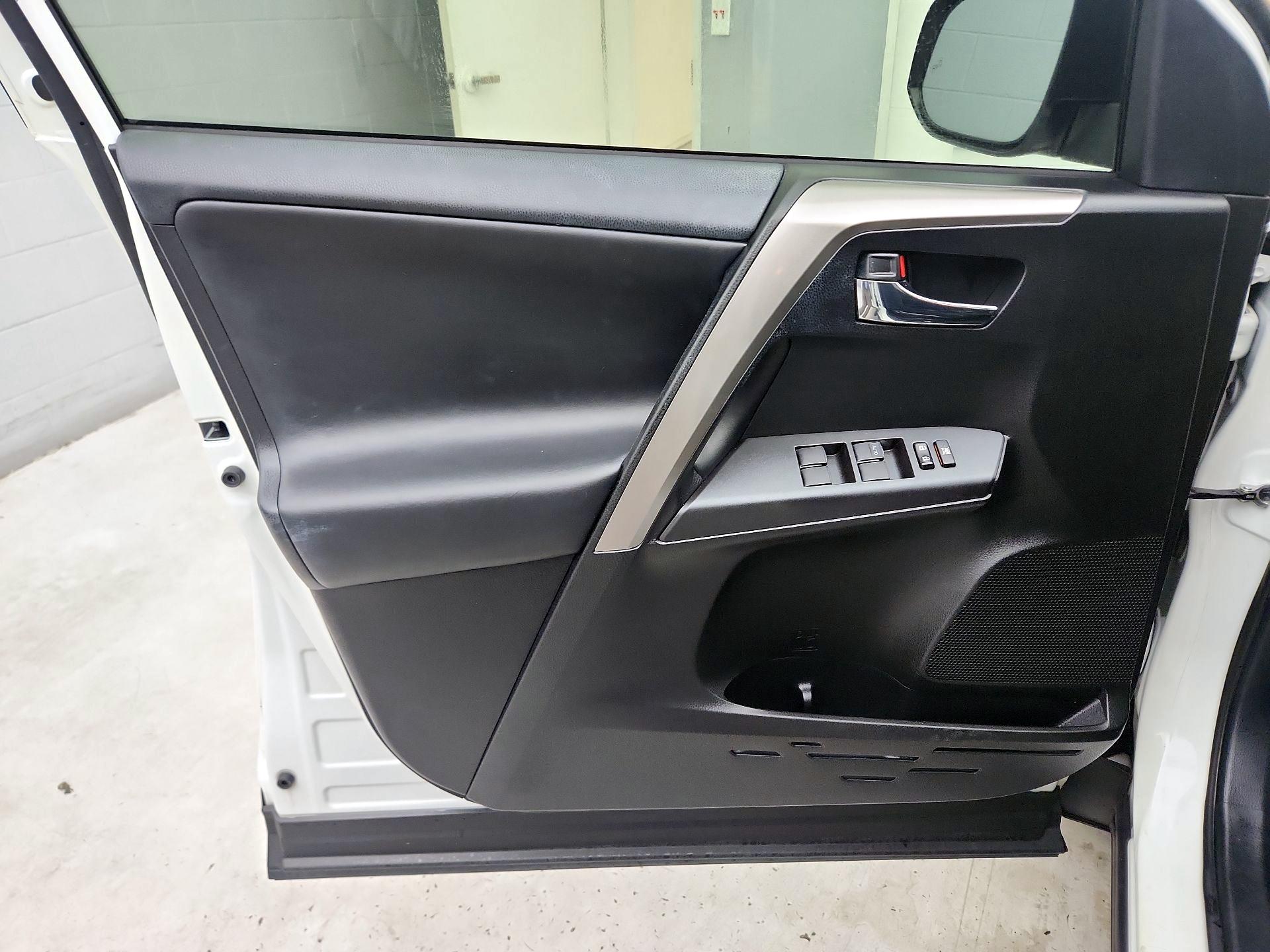 Thumbnail: 2018 Toyota RAV4 - 12