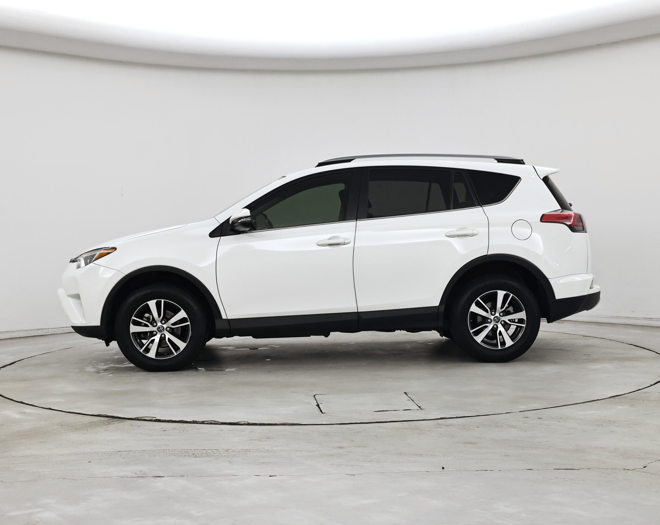 Thumbnail: 2018 Toyota RAV4 - 3