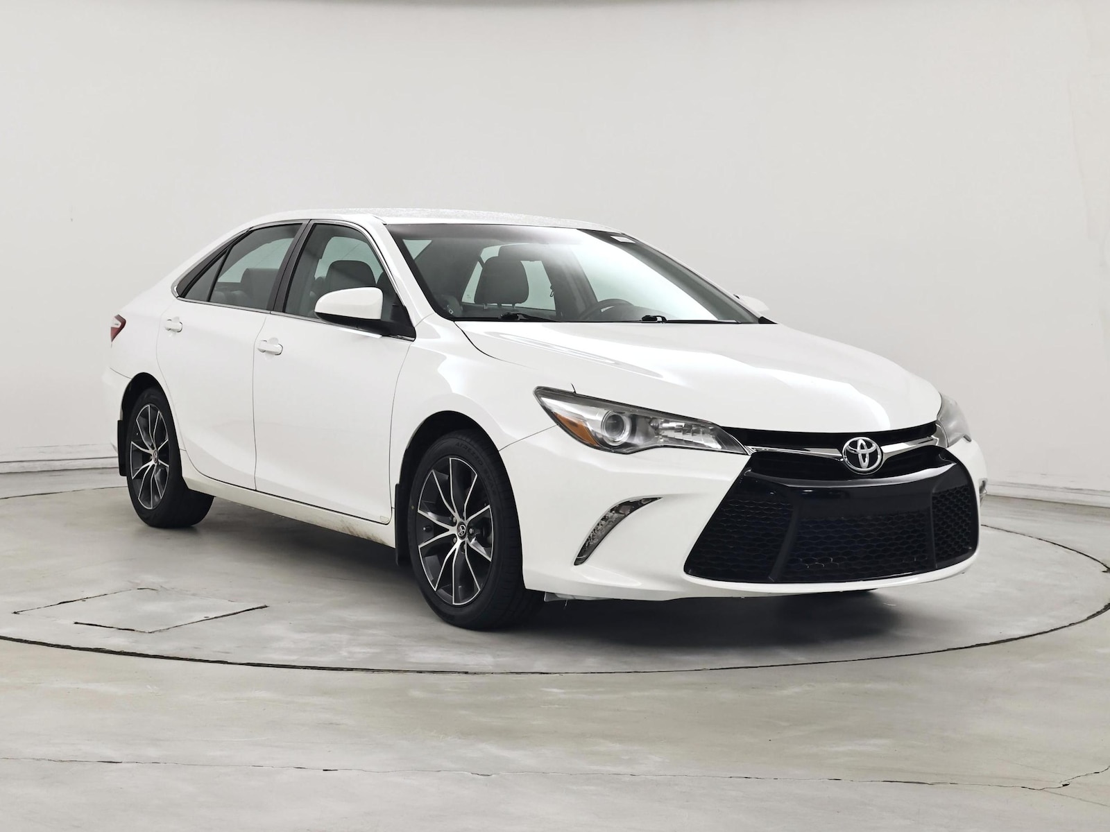 2016 Toyota Camry XSE - Photo 2