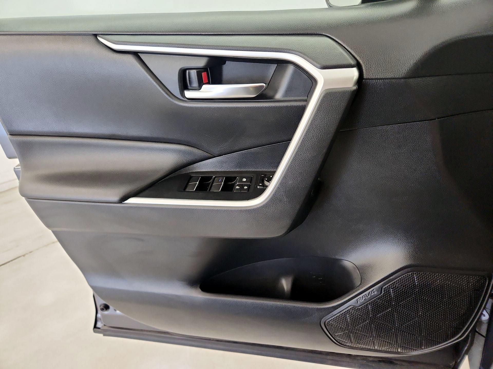 Thumbnail: 2019 Toyota RAV4 - 12