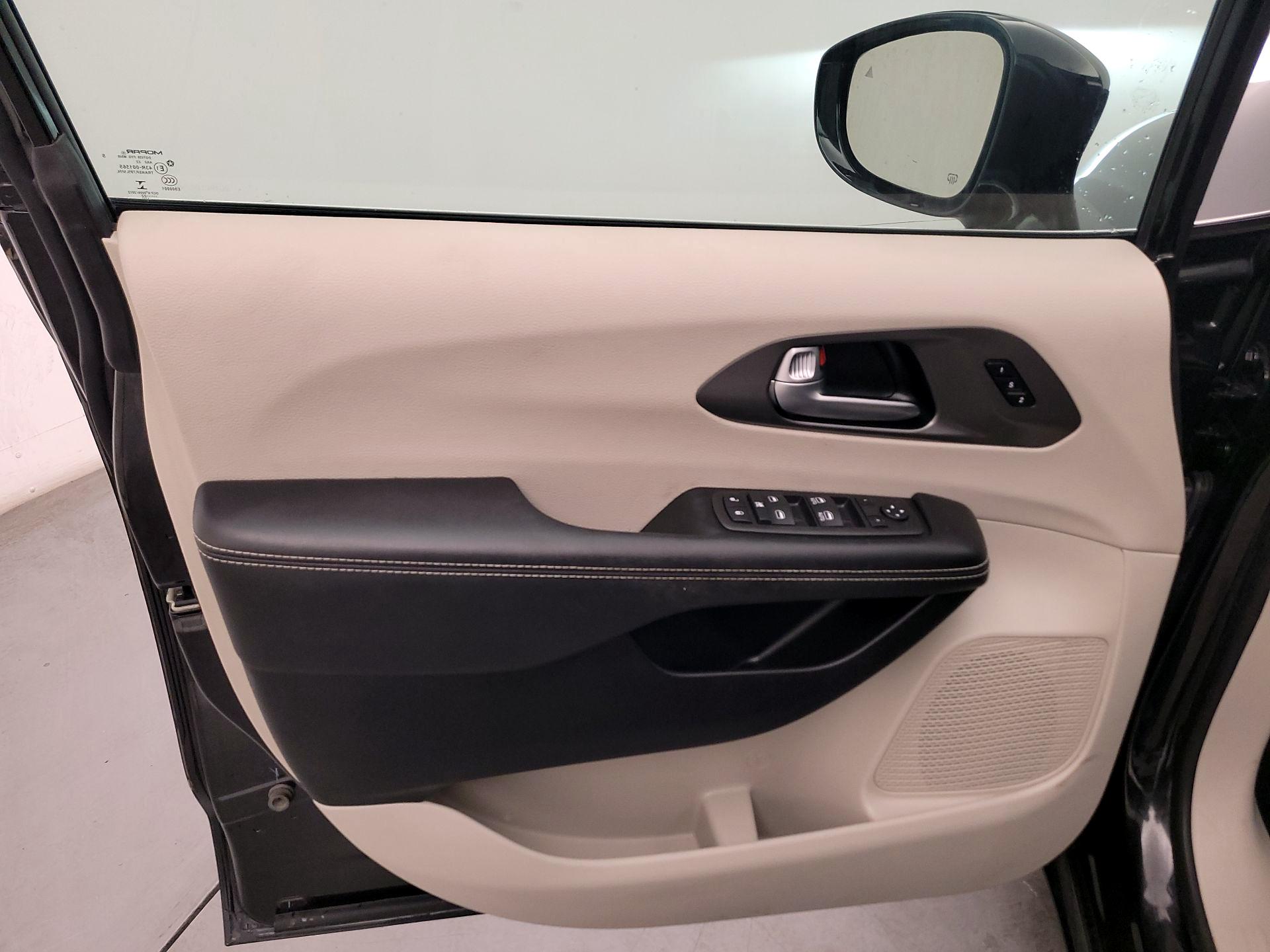 Thumbnail: 2022 Chrysler Pacifica - 12