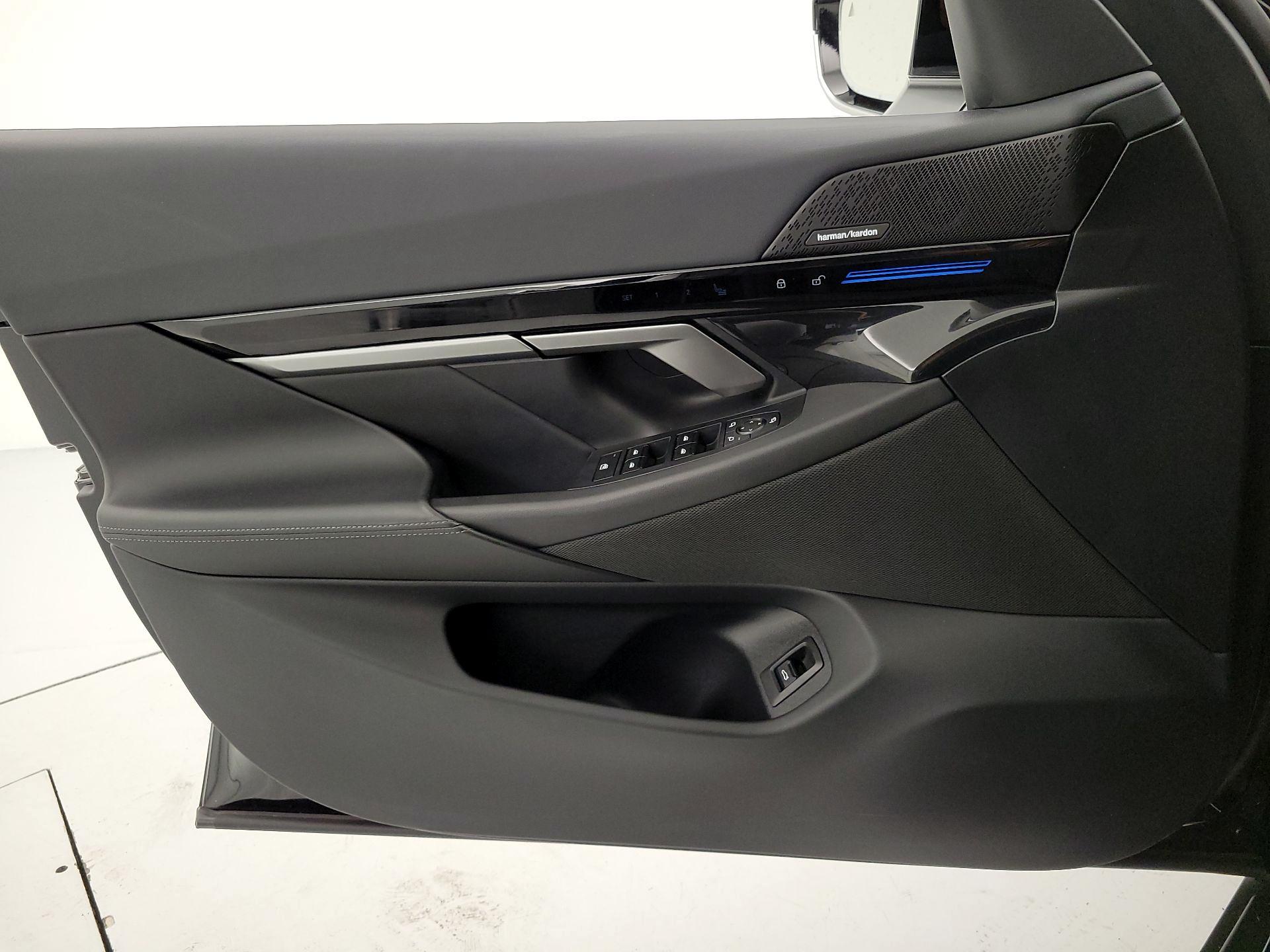 Thumbnail: 2025 BMW 5 Series - 12