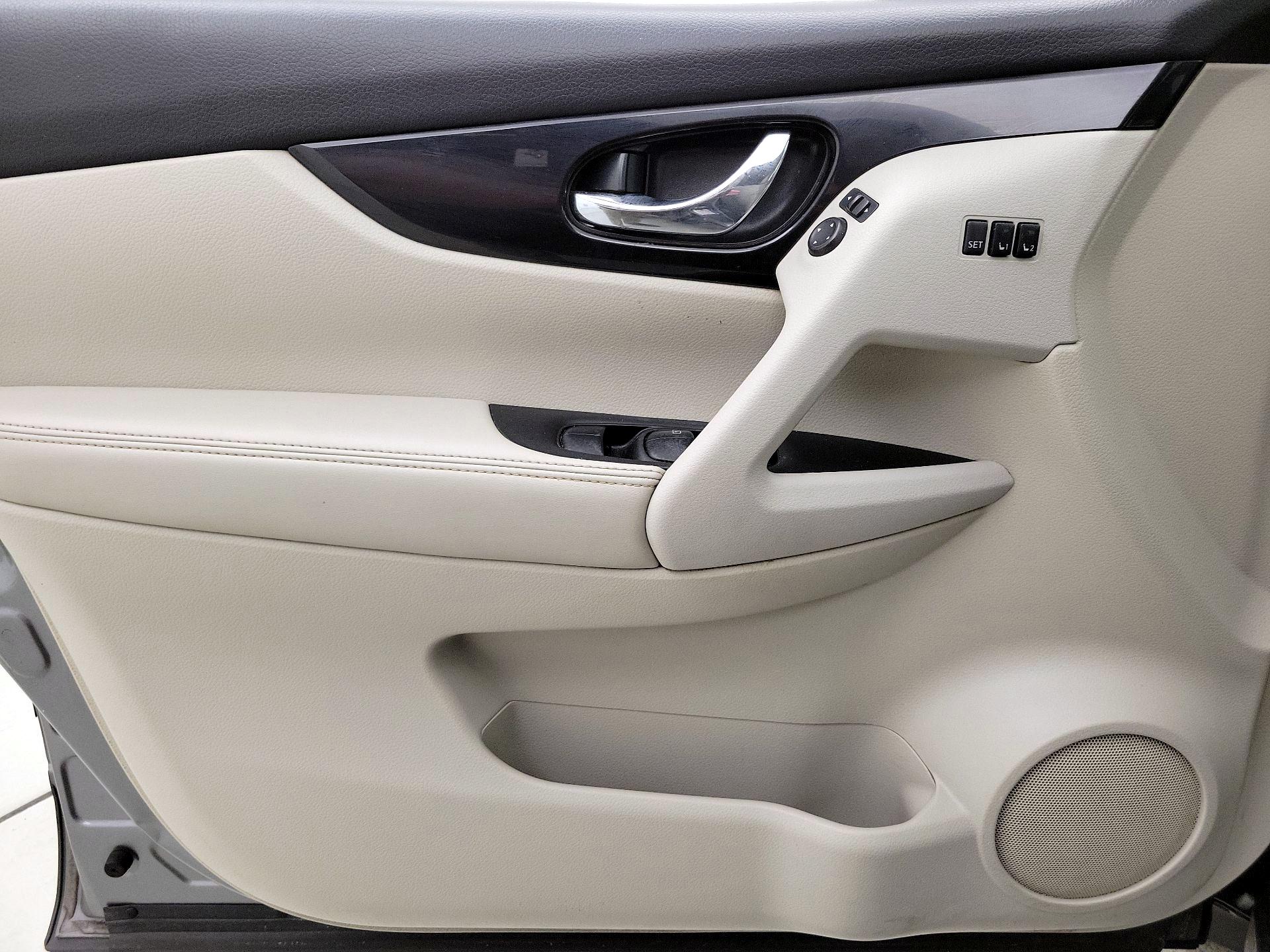 Thumbnail: 2021 Nissan Rogue Sport - 12