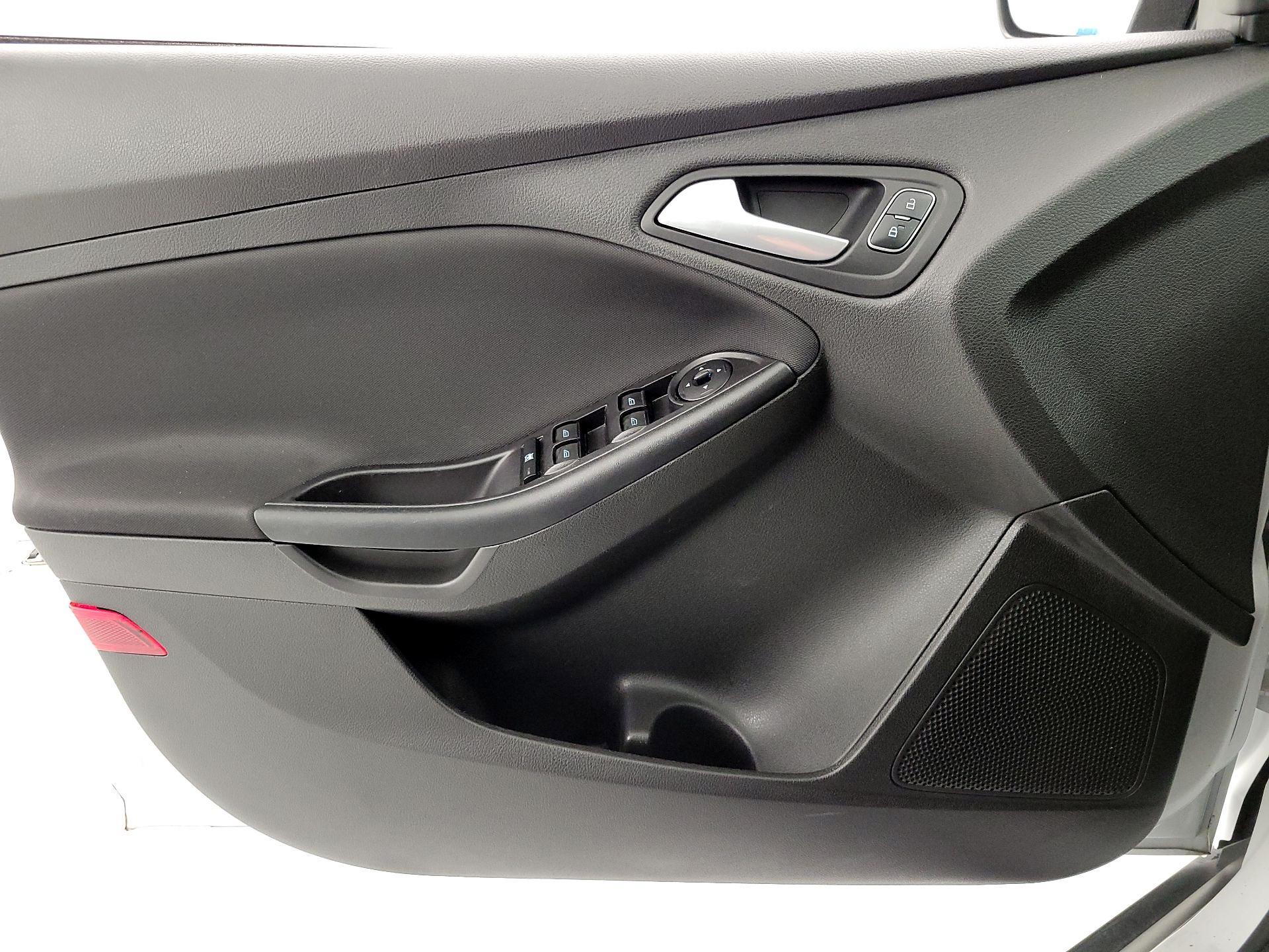 Thumbnail: 2016 Ford Focus - 12