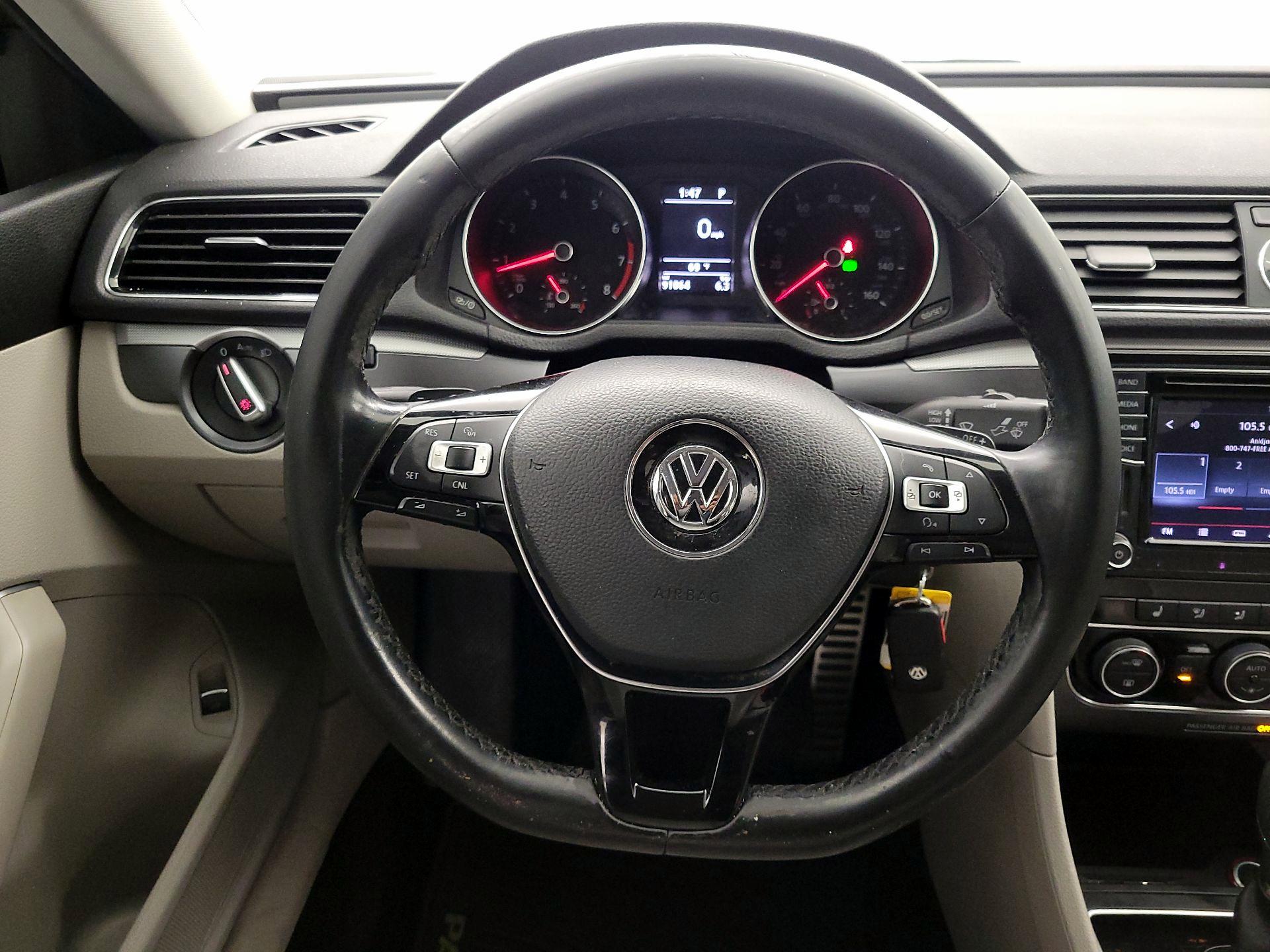 Thumbnail: 2017 Volkswagen Passat - 10