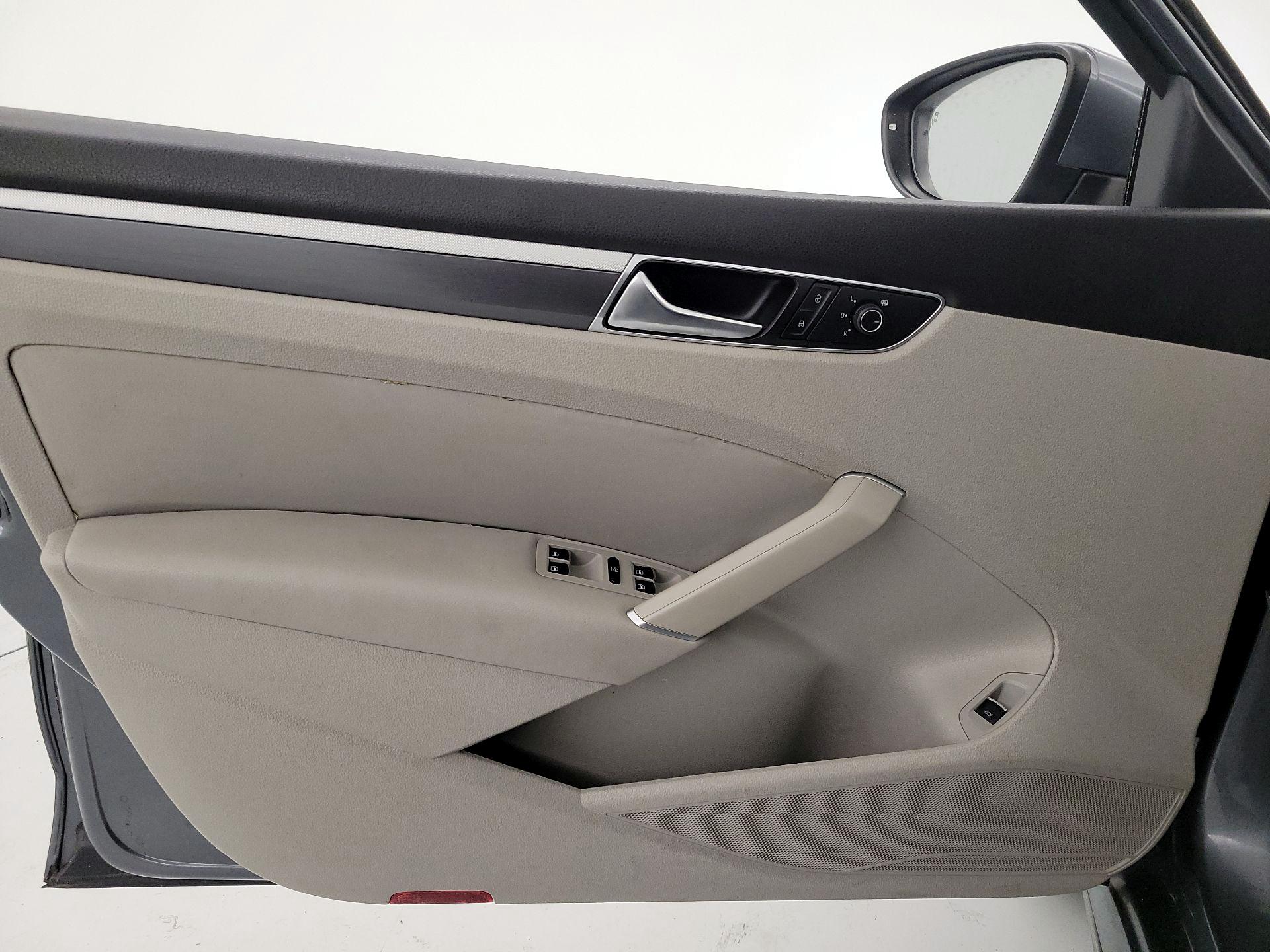 Thumbnail: 2017 Volkswagen Passat - 12